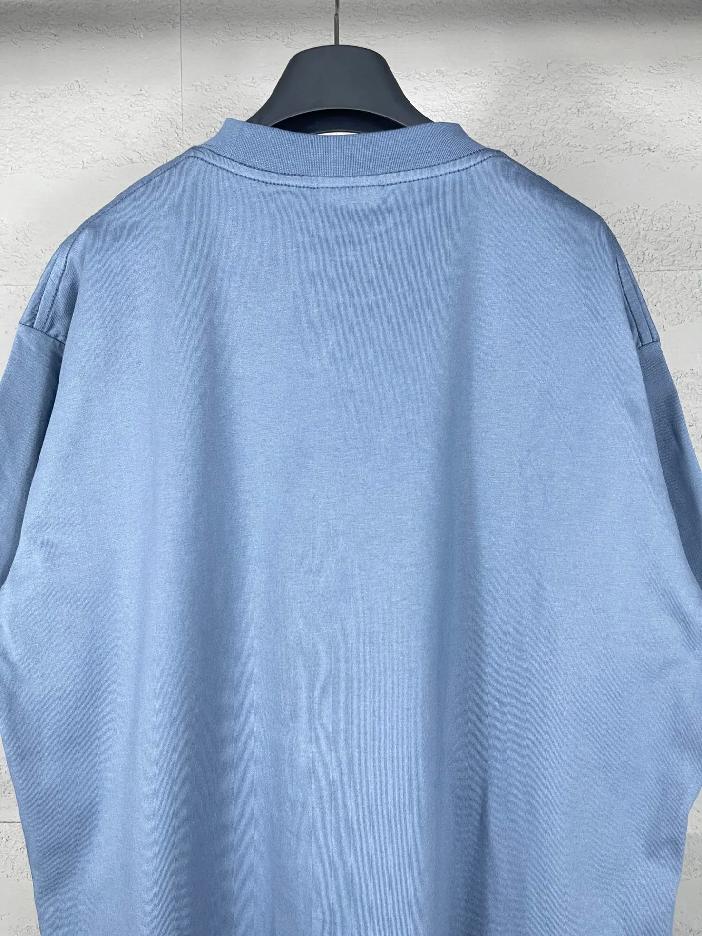🅿️180 real photos [Top version. Official website quality] BALENCI*GA/Paris. SS24 latest model, front enjoy Paris art print short-sleeved T-shirt. Brick cabinet synchronization. Genuine product developed in the first time, happy to print and compare! The fabric is made of Paris ZP custom-woven and dyed cotton double yarn. Weighing 260 grams, the cloth surface is clean. The cloth pattern is clear, soft and comfortable. The threads are dyed with no color difference. The printing uses environmentally friendly imported materials. The letters are clear and the effect is three-dimensional. The version adopts OS loose shoulder design. Same style for men and women. Code: BL223370 Color: Hulan, red Size: XS S M L