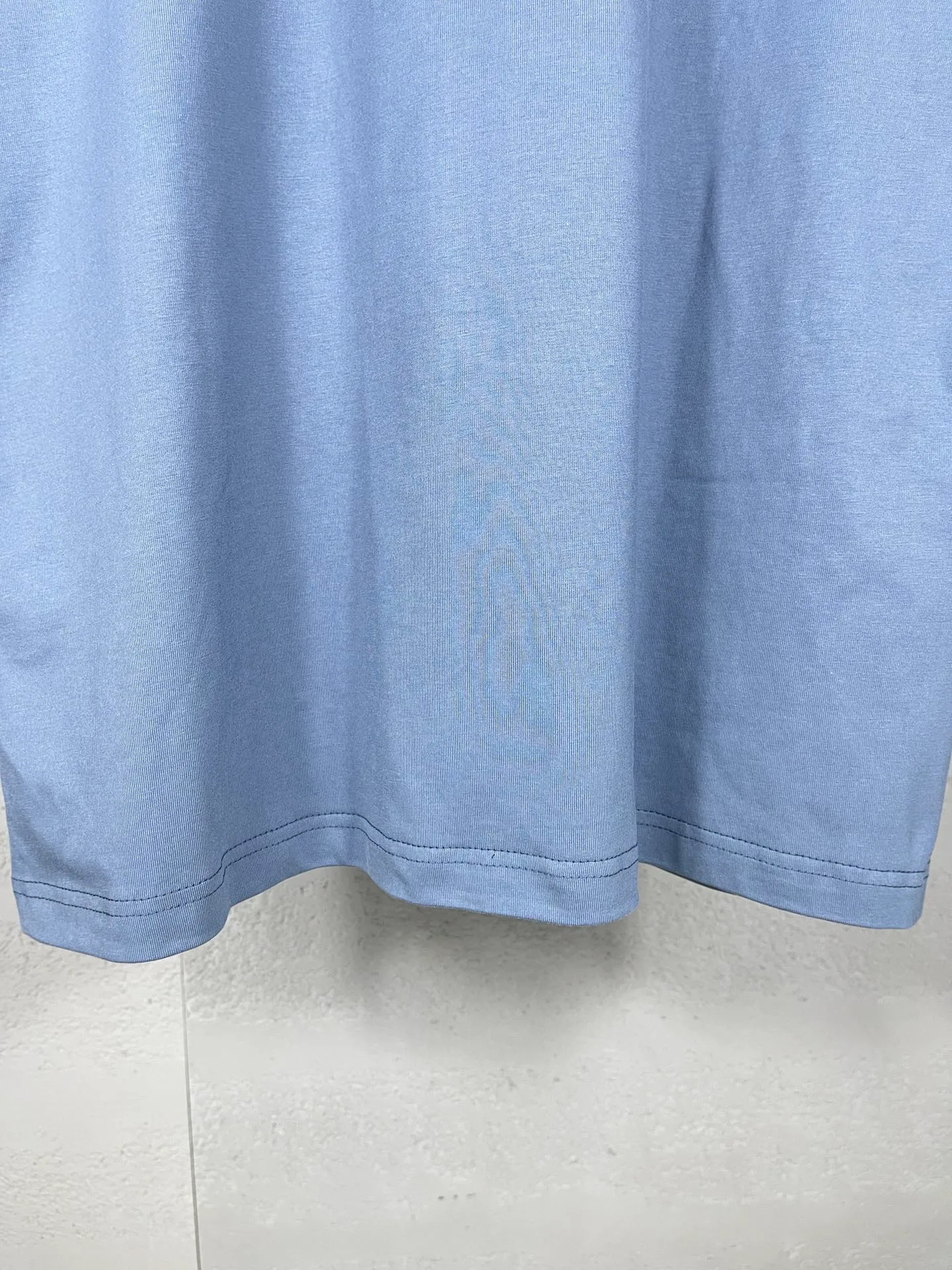 🅿️180 real photos [Top version. Official website quality] BALENCI*GA/Paris. SS24 latest model, front enjoy Paris art print short-sleeved T-shirt. Brick cabinet synchronization. Genuine product developed in the first time, happy to print and compare! The fabric is made of Paris ZP custom-woven and dyed cotton double yarn. Weighing 260 grams, the cloth surface is clean. The cloth pattern is clear, soft and comfortable. The threads are dyed with no color difference. The printing uses environmentally friendly imported materials. The letters are clear and the effect is three-dimensional. The version adopts OS loose shoulder design. Same style for men and women. Code: BL223370 Color: Hulan, red Size: XS S M L