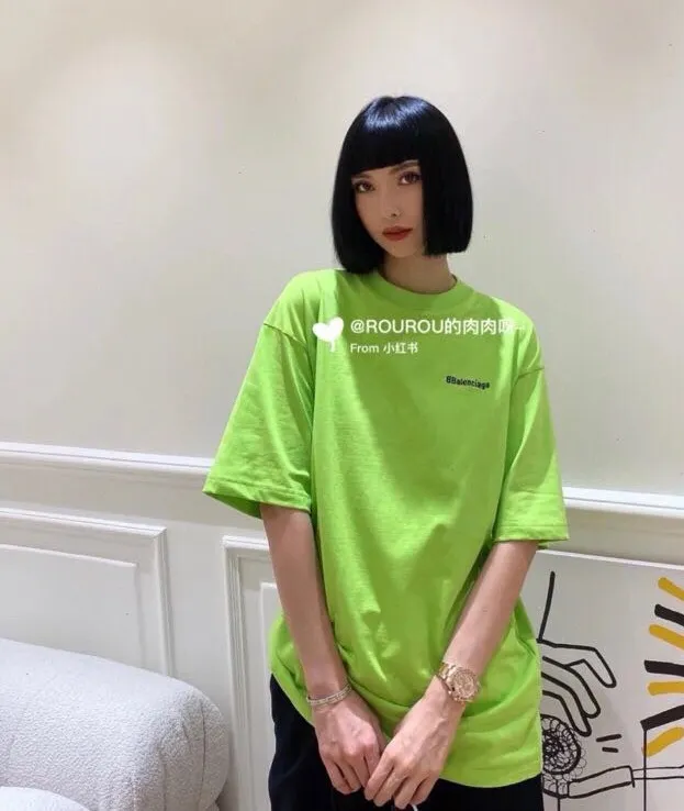 ♻️💯Reference model picture for the upper body❤️The top tested version BALENCIAGA basic embroidery logo pure cotton loose-fitting trendy brand short-sleeve for men and women. Fabric: 32S 280g super heavyweight fabric, ready-to-wear washed and soft to the touch. Printing: Japanese Tajima embroidery technology is used, the embroidery is accurate, the printing is meticulous and full, and there is no thread skipping. Accessories: Customized full set of BLCG accessories Color: Fluorescent green black gray dark khaki white Size: XS-L P:240