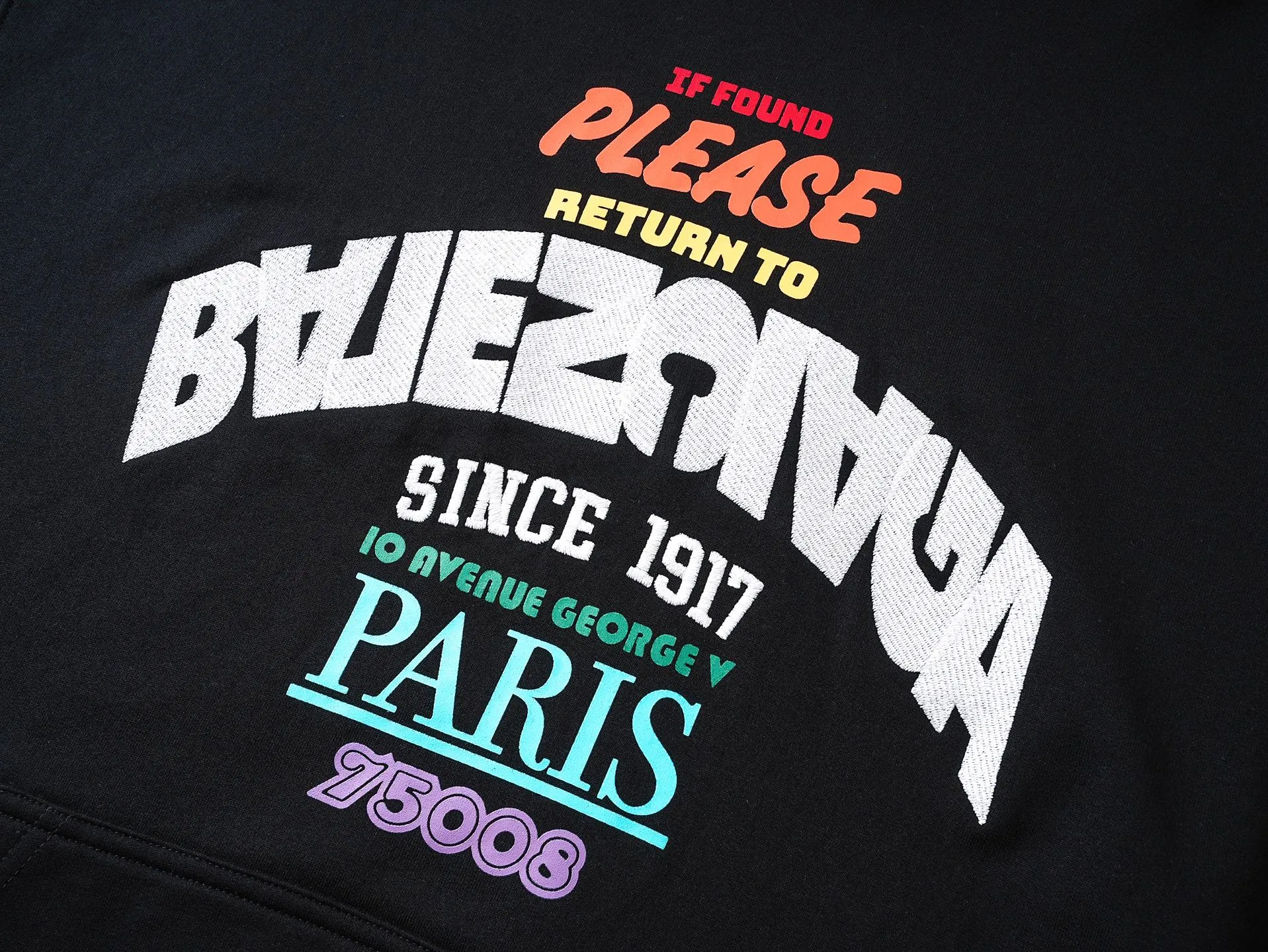 🅿️350 BALENCI*GA Paris inverted LOGO style hooded sweatshirt. The front embroidery uses imported Tajima embroidery machines and environmentally friendly glue color printing technology. Customized matching hardware. The letters are clear. The effect is three-dimensional. Exclusively matched to the pattern, woven and dyed 460g fabric. Threads are dyed in the same vat with zero color difference. Brick cabinet synchronization. Welcome to compare. Same style for men and women -Color: black -SIZE: Xs S M L Style number 8988#