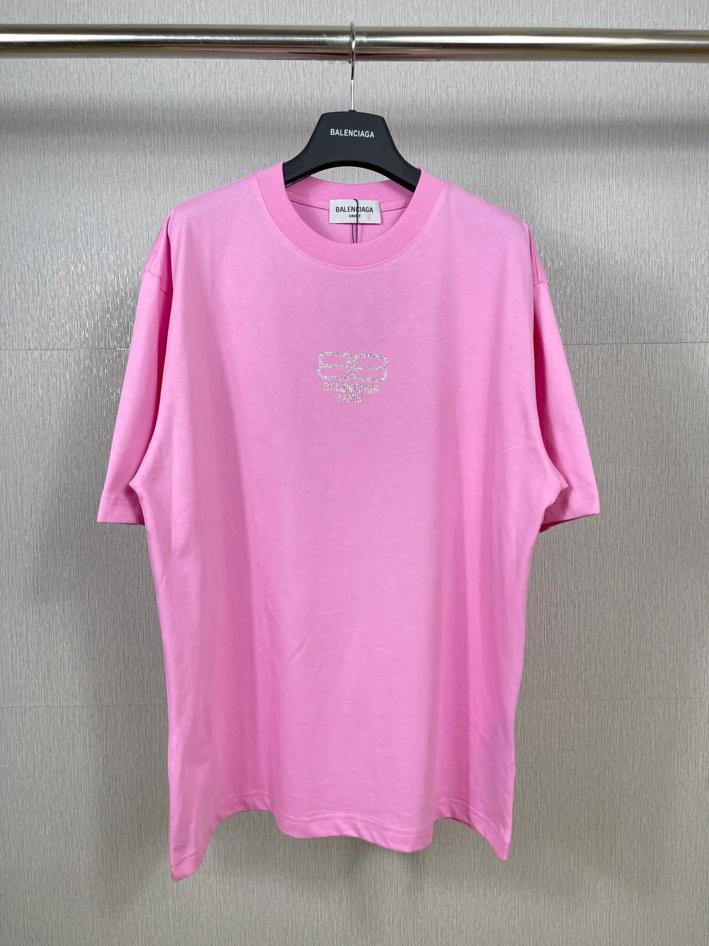 🅿️166 Actual pictures [Top version. Official website quality] BALENCI*GA/Paris.BB embroidered short-sleeved T-shirt. Brick cabinet synchronization. The fabric is made of Paris ZP custom-woven and dyed 100% cotton double yarn compact cotton. The weight is 260 grams, the cloth surface is clean. The cloth pattern is clear, soft and comfortable, and the thread is dyed with no color difference. The classic patterns are embroidered using imported embroidery machines. The effect is three-dimensional. Restore the brick cabinet. Different market currencies. Welcome to compare. The version adopts the OS loose shoulder version. The same style for men and women. Code: BL223031 Color: Mi Xing. Pink Size: XS to L
