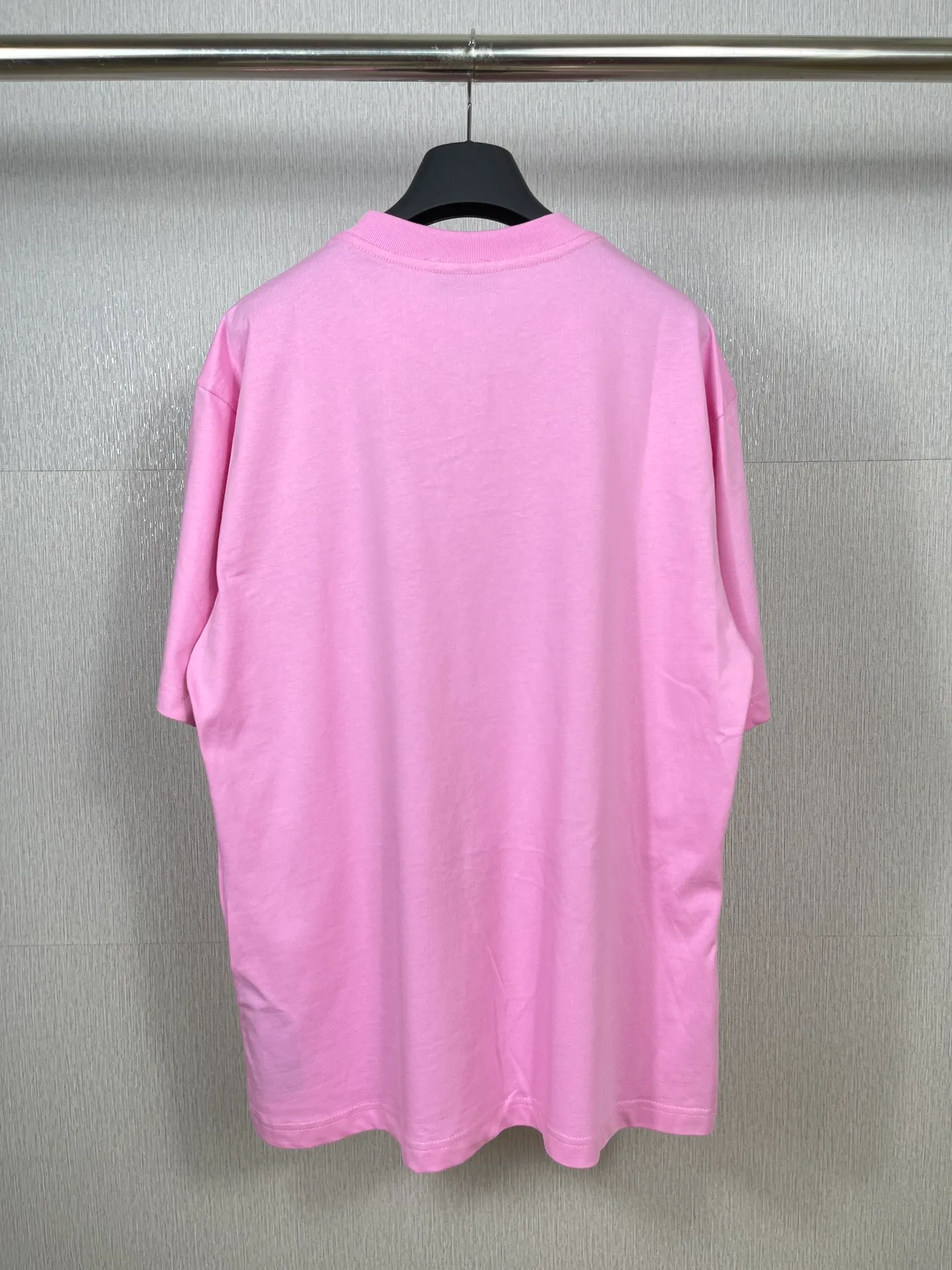 🅿️166 Actual pictures [Top version. Official website quality] BALENCI*GA/Paris.BB embroidered short-sleeved T-shirt. Brick cabinet synchronization. The fabric is made of Paris ZP custom-woven and dyed 100% cotton double yarn compact cotton. The weight is 260 grams, the cloth surface is clean. The cloth pattern is clear, soft and comfortable, and the thread is dyed with no color difference. The classic patterns are embroidered using imported embroidery machines. The effect is three-dimensional. Restore the brick cabinet. Different market currencies. Welcome to compare. The version adopts the OS loose shoulder version. The same style for men and women. Code: BL223031 Color: Mi Xing. Pink Size: XS to L