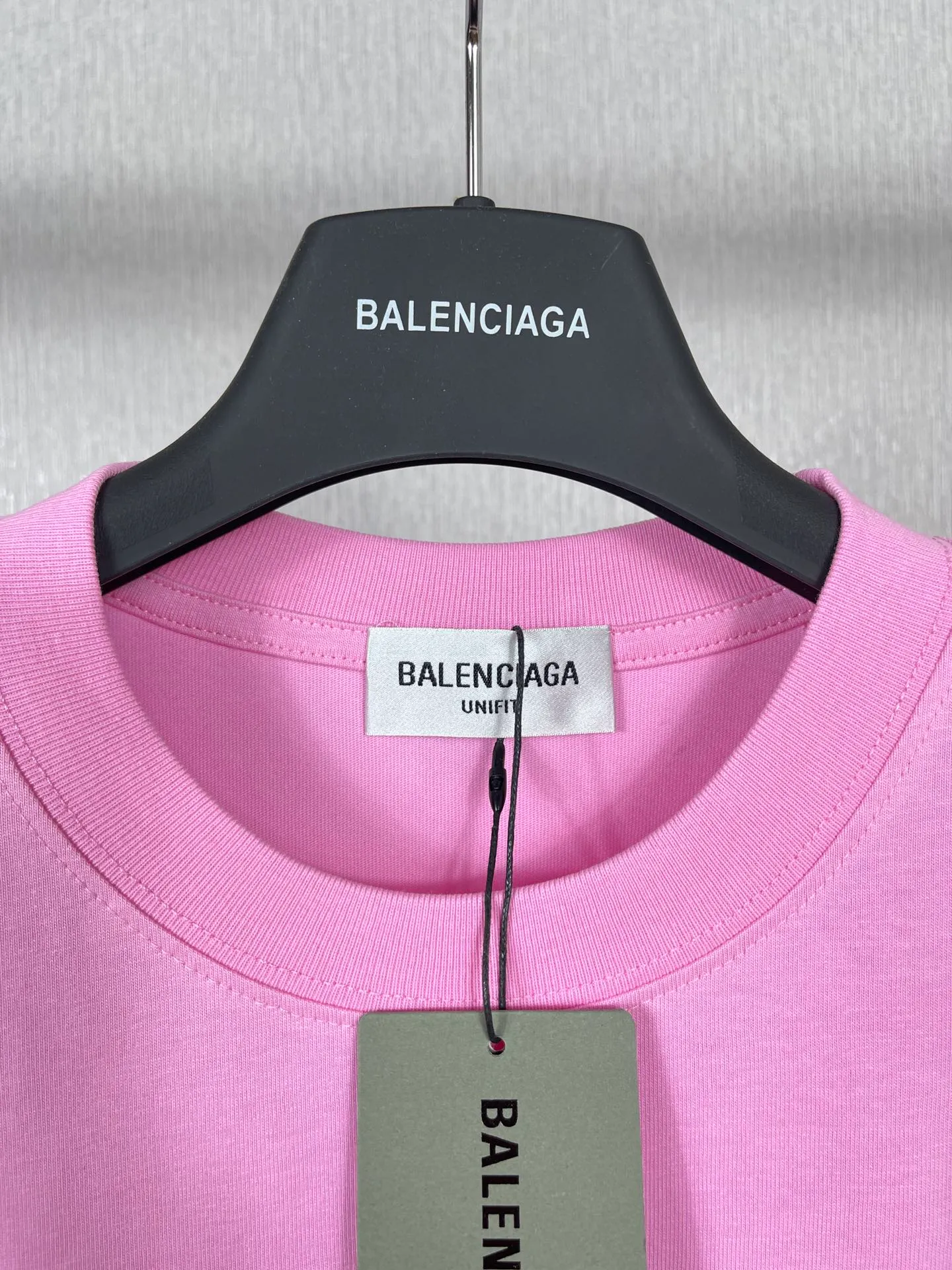 🅿️166 Actual pictures [Top version. Official website quality] BALENCI*GA/Paris.BB embroidered short-sleeved T-shirt. Brick cabinet synchronization. The fabric is made of Paris ZP custom-woven and dyed 100% cotton double yarn compact cotton. The weight is 260 grams, the cloth surface is clean. The cloth pattern is clear, soft and comfortable, and the thread is dyed with no color difference. The classic patterns are embroidered using imported embroidery machines. The effect is three-dimensional. Restore the brick cabinet. Different market currencies. Welcome to compare. The version adopts the OS loose shoulder version. The same style for men and women. Code: BL223031 Color: Mi Xing. Pink Size: XS to L