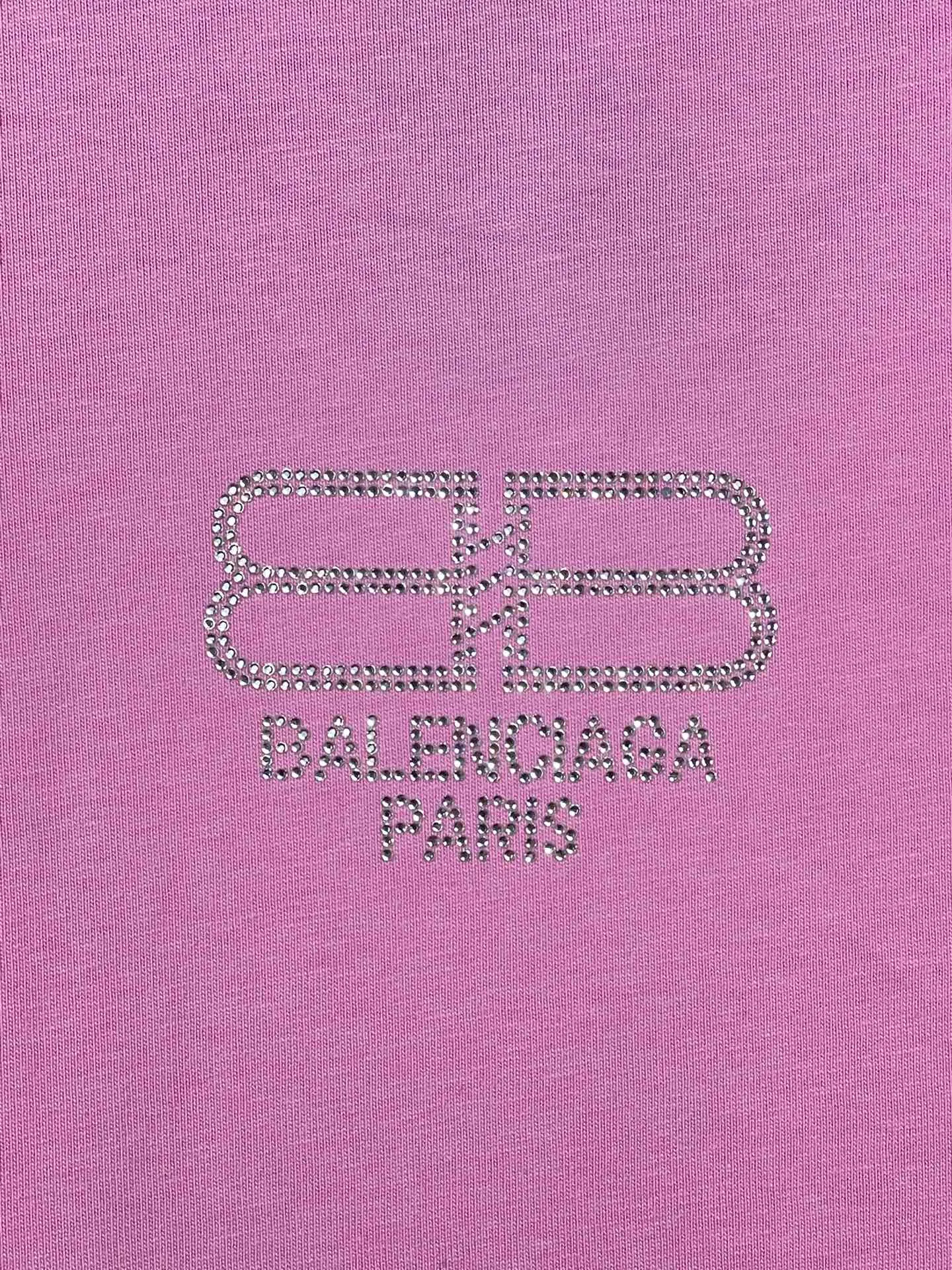 🅿️166 Actual pictures [Top version. Official website quality] BALENCI*GA/Paris.BB embroidered short-sleeved T-shirt. Brick cabinet synchronization. The fabric is made of Paris ZP custom-woven and dyed 100% cotton double yarn compact cotton. The weight is 260 grams, the cloth surface is clean. The cloth pattern is clear, soft and comfortable, and the thread is dyed with no color difference. The classic patterns are embroidered using imported embroidery machines. The effect is three-dimensional. Restore the brick cabinet. Different market currencies. Welcome to compare. The version adopts the OS loose shoulder version. The same style for men and women. Code: BL223031 Color: Mi Xing. Pink Size: XS to L