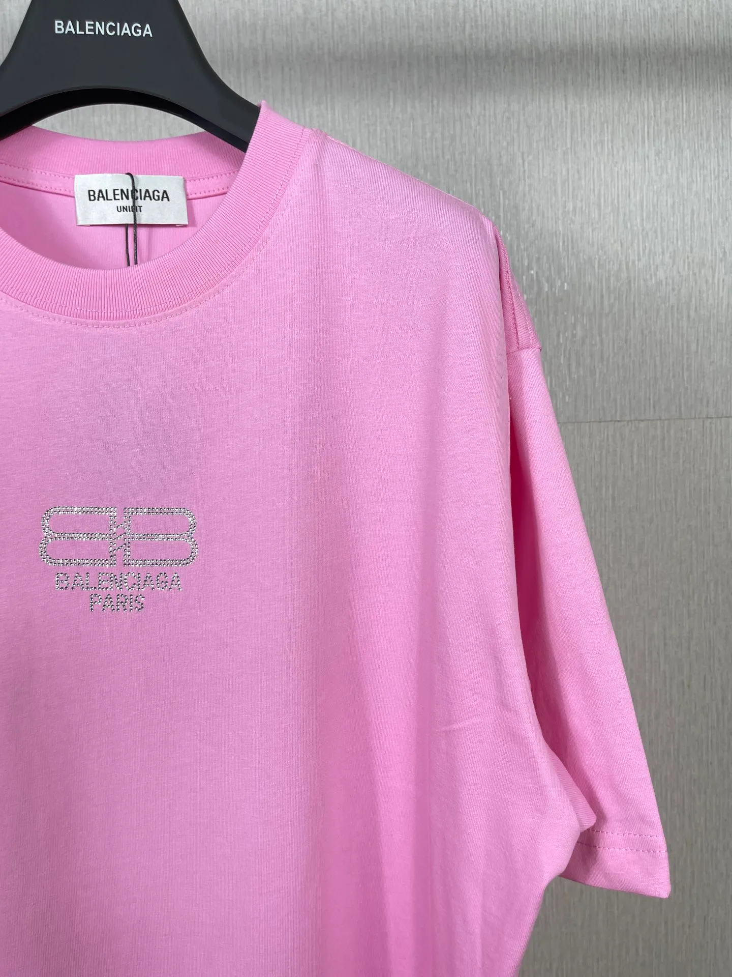 🅿️166 Actual pictures [Top version. Official website quality] BALENCI*GA/Paris.BB embroidered short-sleeved T-shirt. Brick cabinet synchronization. The fabric is made of Paris ZP custom-woven and dyed 100% cotton double yarn compact cotton. The weight is 260 grams, the cloth surface is clean. The cloth pattern is clear, soft and comfortable, and the thread is dyed with no color difference. The classic patterns are embroidered using imported embroidery machines. The effect is three-dimensional. Restore the brick cabinet. Different market currencies. Welcome to compare. The version adopts the OS loose shoulder version. The same style for men and women. Code: BL223031 Color: Mi Xing. Pink Size: XS to L