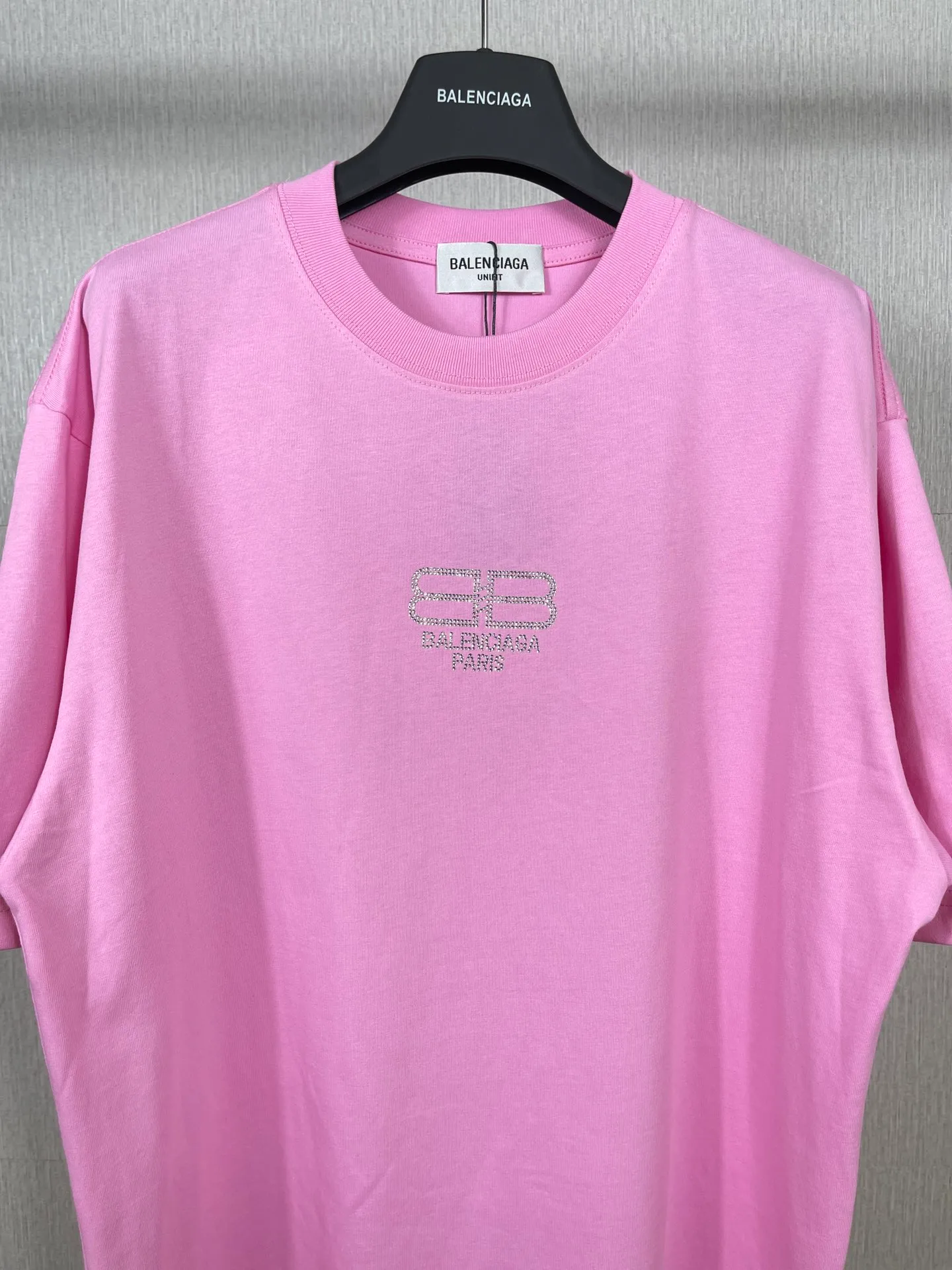 🅿️166 Actual pictures [Top version. Official website quality] BALENCI*GA/Paris.BB embroidered short-sleeved T-shirt. Brick cabinet synchronization. The fabric is made of Paris ZP custom-woven and dyed 100% cotton double yarn compact cotton. The weight is 260 grams, the cloth surface is clean. The cloth pattern is clear, soft and comfortable, and the thread is dyed with no color difference. The classic patterns are embroidered using imported embroidery machines. The effect is three-dimensional. Restore the brick cabinet. Different market currencies. Welcome to compare. The version adopts the OS loose shoulder version. The same style for men and women. Code: BL223031 Color: Mi Xing. Pink Size: XS to L
