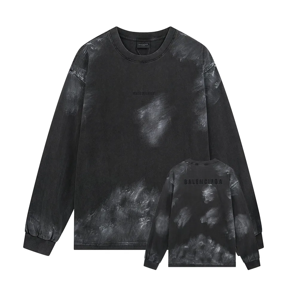 🅿️280 BALENCI*GA Paris hand-painted graffiti washed long-sleeved T-shirt. The front and back panels are embroidered with imported Tajima machines. The effect is three-dimensional. Hand-made graffiti. The hand-made master positions and wears the old. Overweight craftsmanship. Restore the brick cabinet. Exclusively pattern-woven and dyed 280g fabric. Threads are dyed in the same vat with zero color difference. The version adopts OS loose shoulder-drop version. Welcome to compare. Same style for men and women -Color: black gray -SIZE: Xs S M L style number 8643#