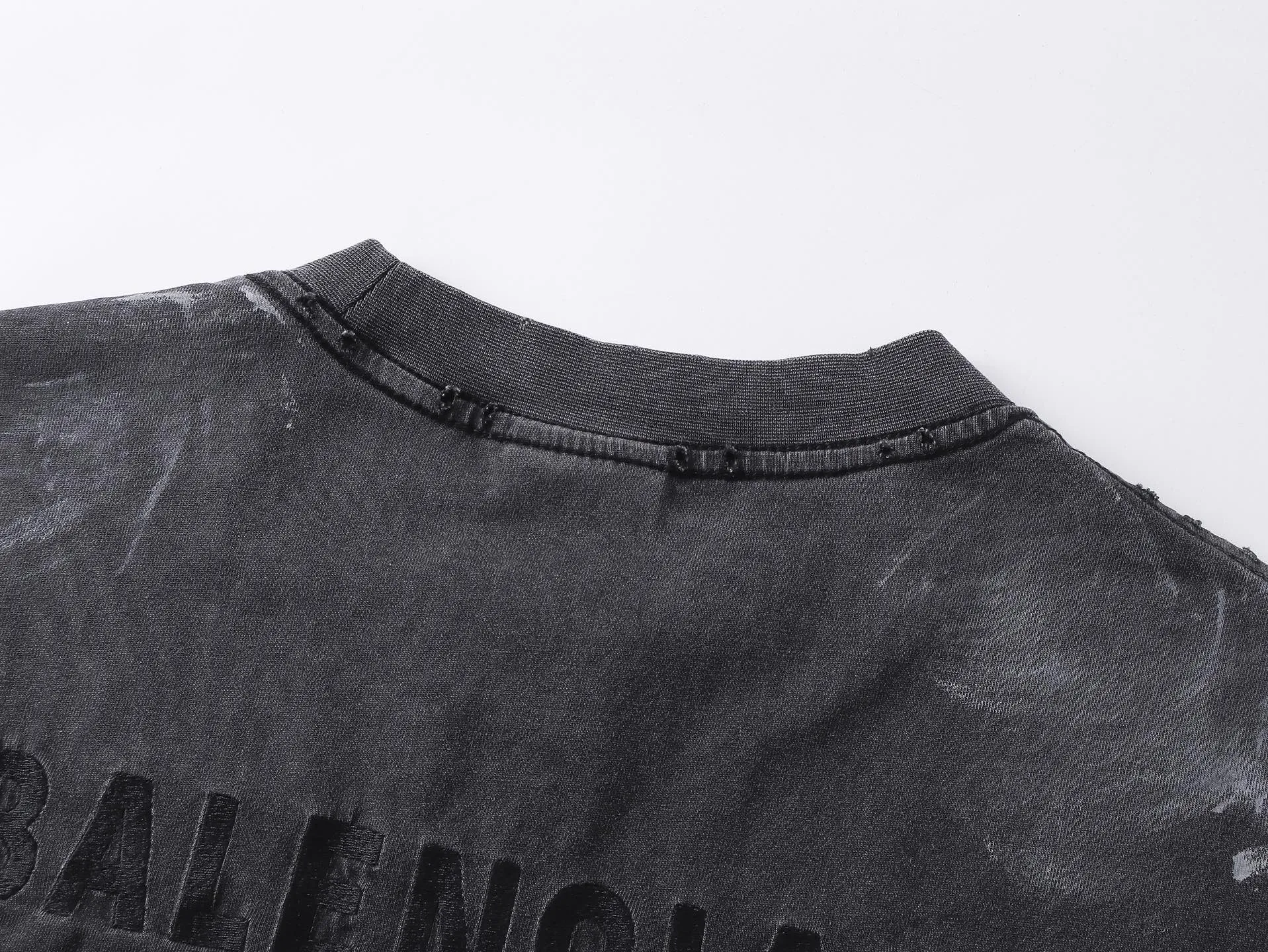🅿️280 BALENCI*GA Paris hand-painted graffiti washed long-sleeved T-shirt. The front and back panels are embroidered with imported Tajima machines. The effect is three-dimensional. Hand-made graffiti. The hand-made master positions and wears the old. Overweight craftsmanship. Restore the brick cabinet. Exclusively pattern-woven and dyed 280g fabric. Threads are dyed in the same vat with zero color difference. The version adopts OS loose shoulder-drop version. Welcome to compare. Same style for men and women -Color: black gray -SIZE: Xs S M L style number 8643#