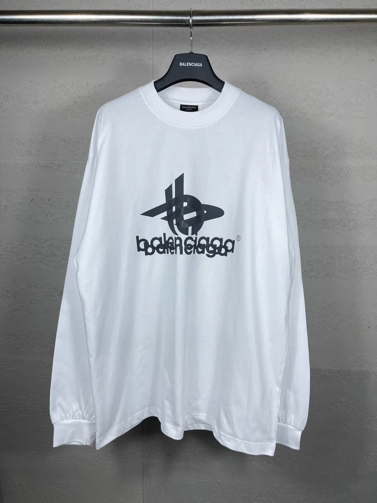 🅿️210 real photos [Top version. Official website quality] BALENCI*GA/Paris. 2024 new model. Phantom double LOGO classic pattern printed long-sleeved T-shirt. Brick cabinet synchronization. Genuine product developed at the first time, happy to print and compare! The fabric is made of Paris ZP custom-woven and dyed cotton with double yarns and compact cotton. The weight is 260 grams. The cloth surface is clean. The cloth pattern is clear, soft and comfortable. The threads are dyed with no color difference. The classic printing is made of environmentally friendly imported materials, with LOGO phantom effect, clear letters and three-dimensional effect. Restore the brick cabinet. Ready-made clothes are washed and distressed, different market currency, welcome to compare, the version adopts OS loose shoulder version. Same style for men and women Coding: BL225029 Color: black, white Size: XS S M L