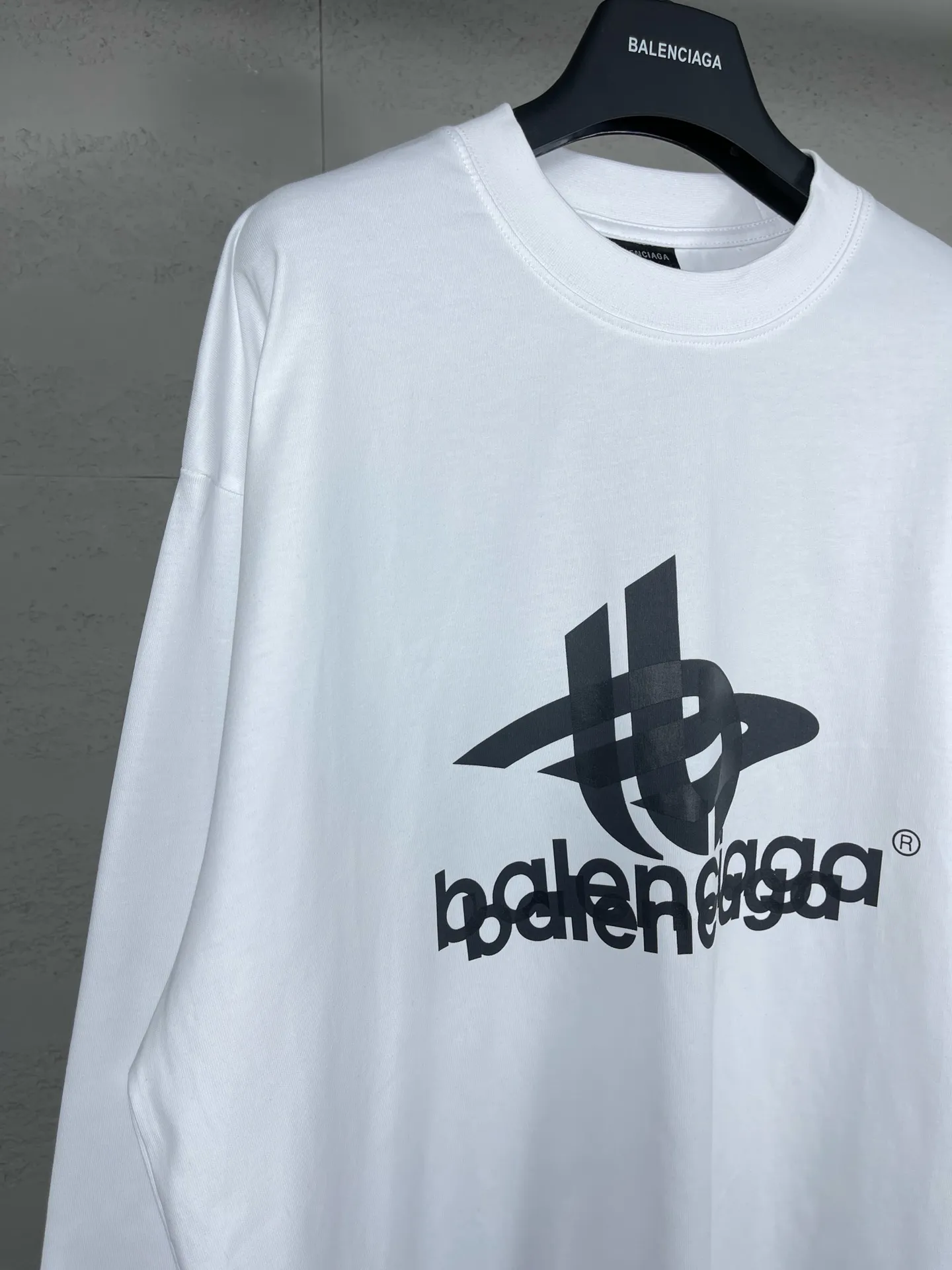 🅿️210 real photos [Top version. Official website quality] BALENCI*GA/Paris. 2024 new model. Phantom double LOGO classic pattern printed long-sleeved T-shirt. Brick cabinet synchronization. Genuine product developed at the first time, happy to print and compare! The fabric is made of Paris ZP custom-woven and dyed cotton with double yarns and compact cotton. The weight is 260 grams. The cloth surface is clean. The cloth pattern is clear, soft and comfortable. The threads are dyed with no color difference. The classic printing is made of environmentally friendly imported materials, with LOGO phantom effect, clear letters and three-dimensional effect. Restore the brick cabinet. Ready-made clothes are washed and distressed, different market currency, welcome to compare, the version adopts OS loose shoulder version. Same style for men and women Coding: BL225029 Color: black, white Size: XS S M L