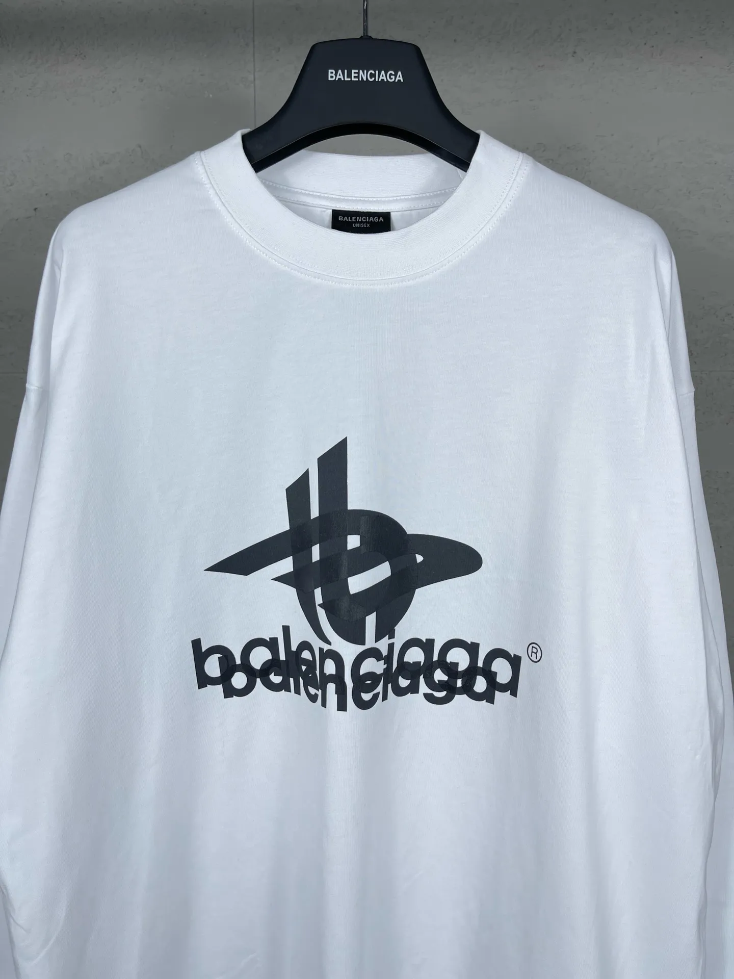 🅿️210 real photos [Top version. Official website quality] BALENCI*GA/Paris. 2024 new model. Phantom double LOGO classic pattern printed long-sleeved T-shirt. Brick cabinet synchronization. Genuine product developed at the first time, happy to print and compare! The fabric is made of Paris ZP custom-woven and dyed cotton with double yarns and compact cotton. The weight is 260 grams. The cloth surface is clean. The cloth pattern is clear, soft and comfortable. The threads are dyed with no color difference. The classic printing is made of environmentally friendly imported materials, with LOGO phantom effect, clear letters and three-dimensional effect. Restore the brick cabinet. Ready-made clothes are washed and distressed, different market currency, welcome to compare, the version adopts OS loose shoulder version. Same style for men and women Coding: BL225029 Color: black, white Size: XS S M L