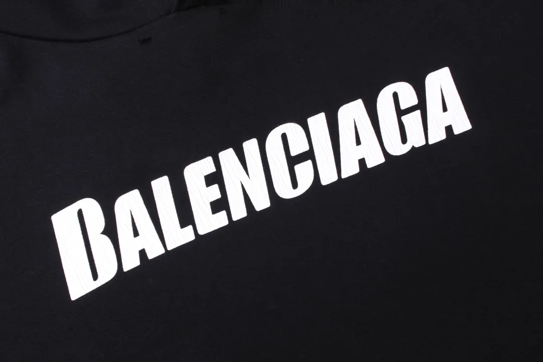 🅿️300 Detailed picture [Top version. Official website quality] BALENCI*GA/Paris. 2023 new style. Classic letter LOGO printed distressed hooded sweatshirt. Brick cabinet synchronization. The fabric is made of Paris ZP custom-woven and dyed cotton double yarn terry sweatshirt material. The weight is 450 grams, the cloth surface is clean. The cloth pattern is clear, soft and comfortable. The threads are dyed with no color difference. The classic pattern is printed with environmentally friendly imported materials and precision printing screens, with clear letters and three-dimensional effect. Restored brick cabinet. The garments are hand-worn and distressed by many people. They are very different from the market currency. You are welcome to compare. The version adopts the OS loose shoulder version. The same style for men and women. Coding: BL238008 Color: black, coffee, white, fruit green Size: XS S M L