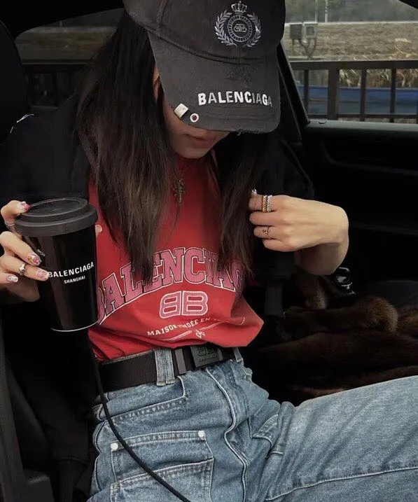 ♻️💯Reference model picture for the upper body❤️The top version of BALENCIAGA is a house built in 1917 with cracks, cracks, holes and hollows. The latest color matching, pure cotton, loose and breathable short sleeves. The latest season of Paris still uses the basic creation logo 1917 + scissors elements to improve the public’s impression of Paris’ long-standing brand and re-understand it. 印花依然采用爆裂纹工艺，基础胶浆打底。 Prints pull evenly.采用的是横向拉裂法，纹路清晰均为，不会轻易脱落，反洗反晒毫无压力。 大身破洞采用的是激光破洞，破洞效果明显。 And there will be no wrinkles or deformation at the holes.领口处采用人工磨破，成本耗时巨大。 Excellent products, that’s how they come out. 面料采用26S280克双股双纱平纹纯棉面料，垂感十足。 Package. The hang tags are fully customized and synchronized one to one.  颜色：孔雀蓝 橘红色（包缸定染、搞了1个多月） 尺码：XS-L P:270