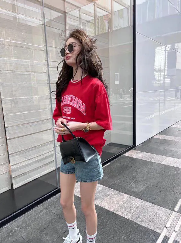 ♻️💯Reference model picture for the upper body❤️The top version of BALENCIAGA is a house built in 1917 with cracks, cracks, holes and hollows. The latest color matching, pure cotton, loose and breathable short sleeves. The latest season of Paris still uses the basic creation logo 1917 + scissors elements to improve the public’s impression of Paris’ long-standing brand and re-understand it. 印花依然采用爆裂纹工艺，基础胶浆打底。 Prints pull evenly.采用的是横向拉裂法，纹路清晰均为，不会轻易脱落，反洗反晒毫无压力。 大身破洞采用的是激光破洞，破洞效果明显。 And there will be no wrinkles or deformation at the holes.领口处采用人工磨破，成本耗时巨大。 Excellent products, that’s how they come out. 面料采用26S280克双股双纱平纹纯棉面料，垂感十足。 Package. The hang tags are fully customized and synchronized one to one.  颜色：孔雀蓝 橘红色（包缸定染、搞了1个多月） 尺码：XS-L P:270