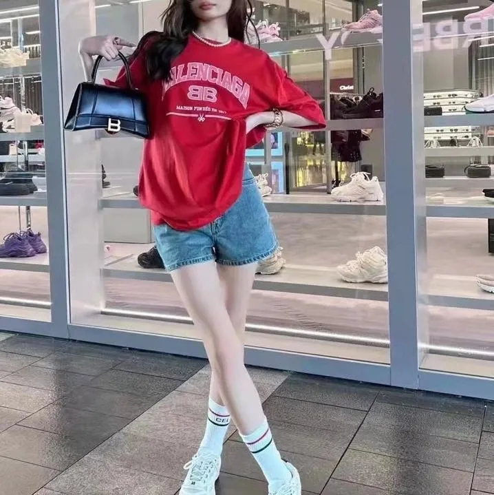 ♻️💯Reference model picture for the upper body❤️The top version of BALENCIAGA is a house built in 1917 with cracks, cracks, holes and hollows. The latest color matching, pure cotton, loose and breathable short sleeves. The latest season of Paris still uses the basic creation logo 1917 + scissors elements to improve the public’s impression of Paris’ long-standing brand and re-understand it. 印花依然采用爆裂纹工艺，基础胶浆打底。 Prints pull evenly.采用的是横向拉裂法，纹路清晰均为，不会轻易脱落，反洗反晒毫无压力。 大身破洞采用的是激光破洞，破洞效果明显。 And there will be no wrinkles or deformation at the holes.领口处采用人工磨破，成本耗时巨大。 Excellent products, that’s how they come out. 面料采用26S280克双股双纱平纹纯棉面料，垂感十足。 Package. The hang tags are fully customized and synchronized one to one.  颜色：孔雀蓝 橘红色（包缸定染、搞了1个多月） 尺码：XS-L P:270
