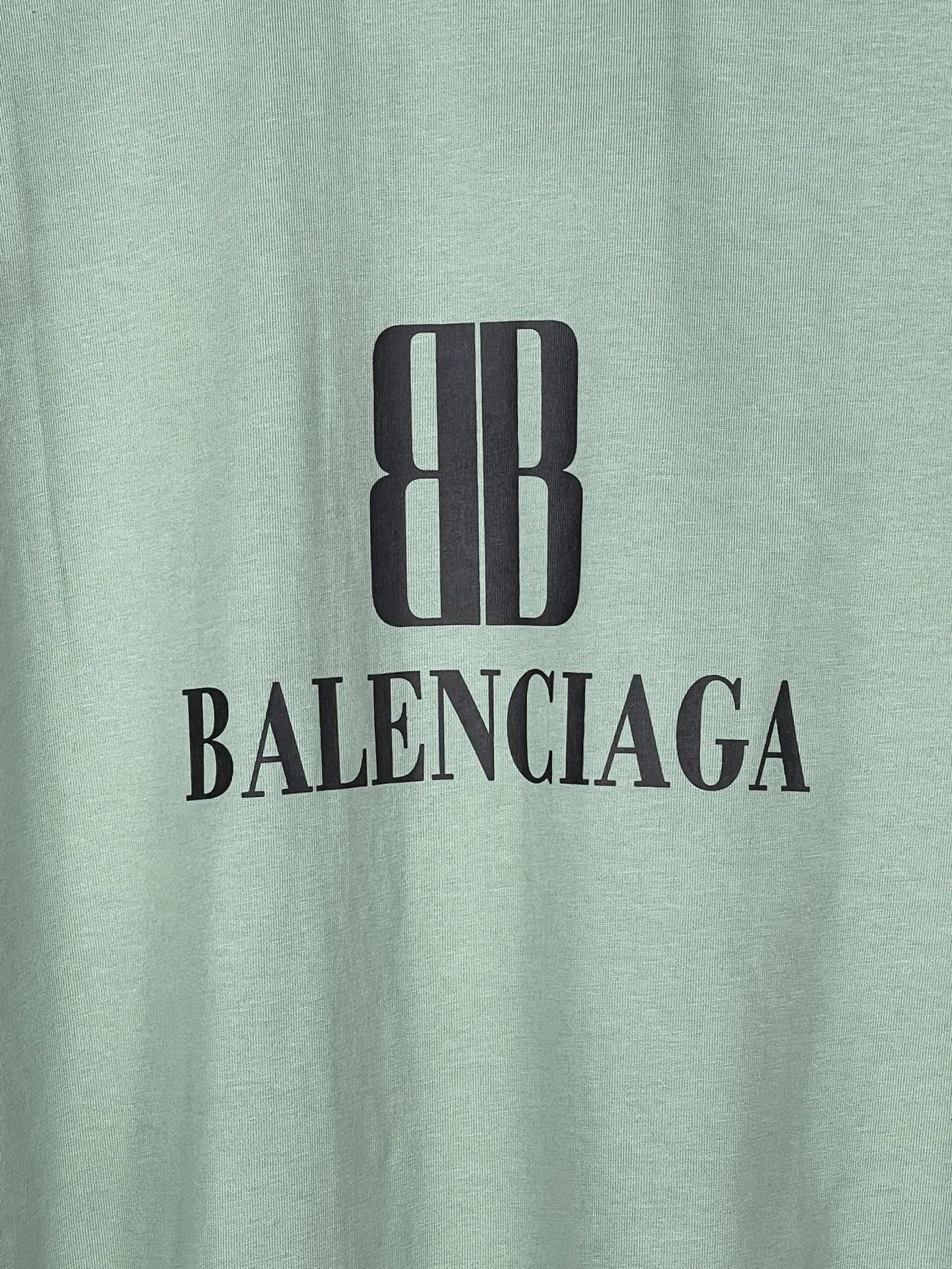 🅿️170 photos [Top version. Official website quality] BALENCI*GA/Paris. SS25 latest model, Paris new LOGO printed short-sleeved T-shirt. Brick cabinet synchronization. Genuine product developed at the first time, welcome to compare! The fabric is made of Paris ZP custom-woven and dyed cotton double yarn. Weighing 260 grams, the cloth surface is clean. The cloth pattern is clear, soft and comfortable. The threads are dyed with no color difference. The printing uses environmentally friendly imported rubber paddles. The letters are clear and the effect is three-dimensional. The version adopts OS loose shoulder design. Same style for men and women. Code: BL253705 Color: black, green, white Size: XS S M L