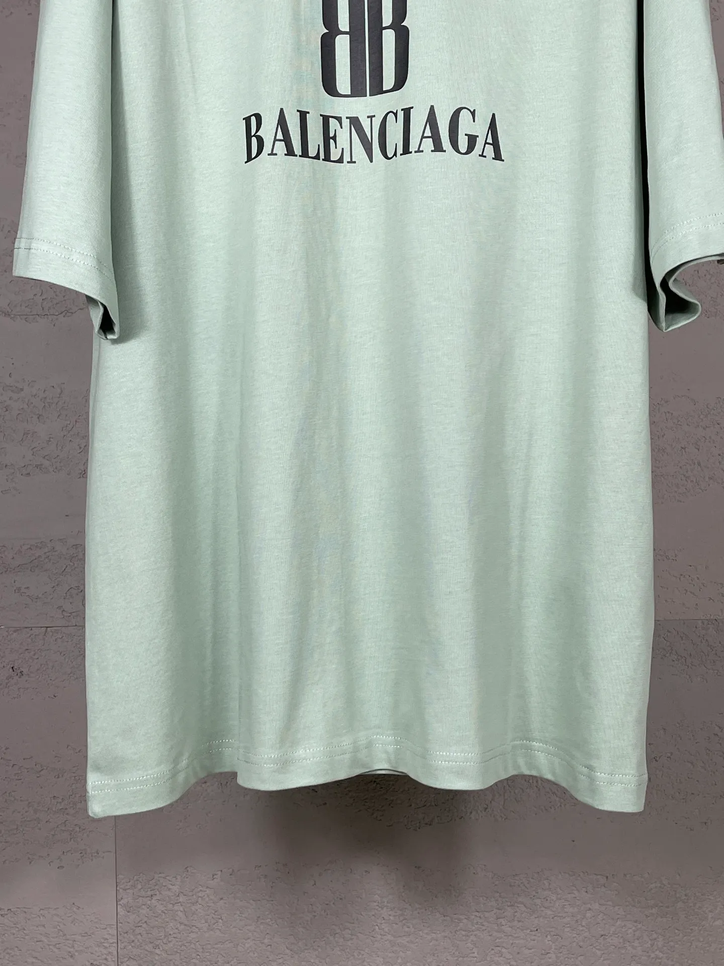 🅿️170 photos [Top version. Official website quality] BALENCI*GA/Paris. SS25 latest model, Paris new LOGO printed short-sleeved T-shirt. Brick cabinet synchronization. Genuine product developed at the first time, welcome to compare! The fabric is made of Paris ZP custom-woven and dyed cotton double yarn. Weighing 260 grams, the cloth surface is clean. The cloth pattern is clear, soft and comfortable. The threads are dyed with no color difference. The printing uses environmentally friendly imported rubber paddles. The letters are clear and the effect is three-dimensional. The version adopts OS loose shoulder design. Same style for men and women. Code: BL253705 Color: black, green, white Size: XS S M L
