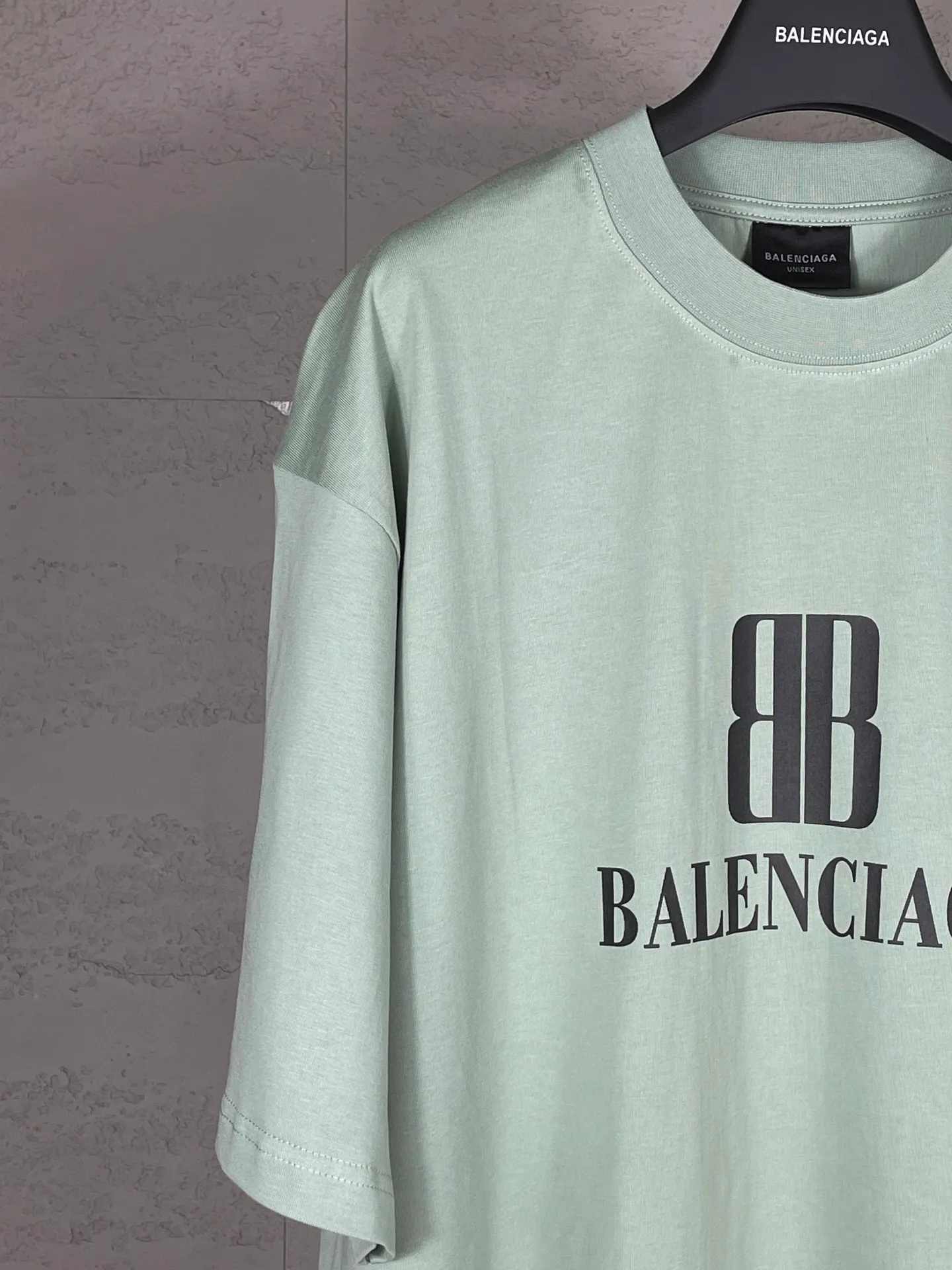 🅿️170 photos [Top version. Official website quality] BALENCI*GA/Paris. SS25 latest model, Paris new LOGO printed short-sleeved T-shirt. Brick cabinet synchronization. Genuine product developed at the first time, welcome to compare! The fabric is made of Paris ZP custom-woven and dyed cotton double yarn. Weighing 260 grams, the cloth surface is clean. The cloth pattern is clear, soft and comfortable. The threads are dyed with no color difference. The printing uses environmentally friendly imported rubber paddles. The letters are clear and the effect is three-dimensional. The version adopts OS loose shoulder design. Same style for men and women. Code: BL253705 Color: black, green, white Size: XS S M L