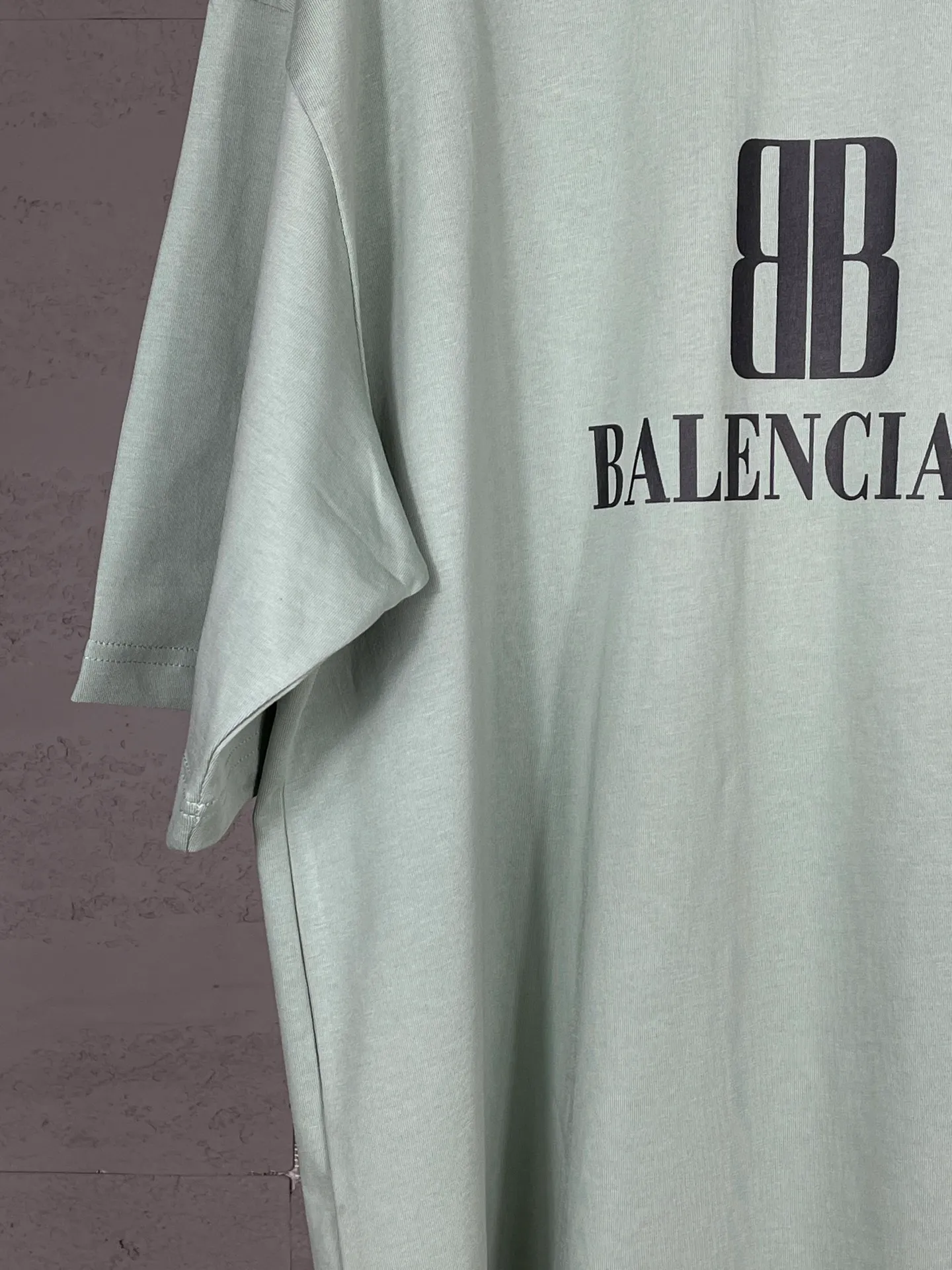 🅿️170 photos [Top version. Official website quality] BALENCI*GA/Paris. SS25 latest model, Paris new LOGO printed short-sleeved T-shirt. Brick cabinet synchronization. Genuine product developed at the first time, welcome to compare! The fabric is made of Paris ZP custom-woven and dyed cotton double yarn. Weighing 260 grams, the cloth surface is clean. The cloth pattern is clear, soft and comfortable. The threads are dyed with no color difference. The printing uses environmentally friendly imported rubber paddles. The letters are clear and the effect is three-dimensional. The version adopts OS loose shoulder design. Same style for men and women. Code: BL253705 Color: black, green, white Size: XS S M L