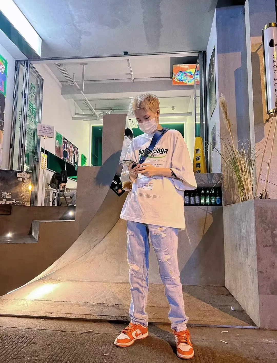 ♻️💯Upper body reference model picture❤️Top tested version Balenciaga environmental logo arrow three-color loose breathable cotton short-sleeved T-shirt BLCG is one of the most influential brands in the fashion industry. Founded in 1919 by Cristóbal Balenciaga and settled in Paris in 1936, he led many important fashion movements between 1930 and 1968. The representative ready-to-wear series reflects the identity of the brand - Fabric: Made of 32-count double yarn, 260-gram weight fabric, imported knitted needle carded cotton, with moderate thickness, drape and contour - The front printing screen plate is hand-printed, and the 3D full-color scanned pattern is made into film to ensure the highest degree of printing pattern restoration. The upper and lower LOGO printing has a strong touch texture. The printing material uses environmentally friendly active water slurry and anti-sublimation liquid as the base. The garment is resistant to washing and does not desizing. Color: off-white, fluorescent yellow, navy blue Size: XS-L P:250