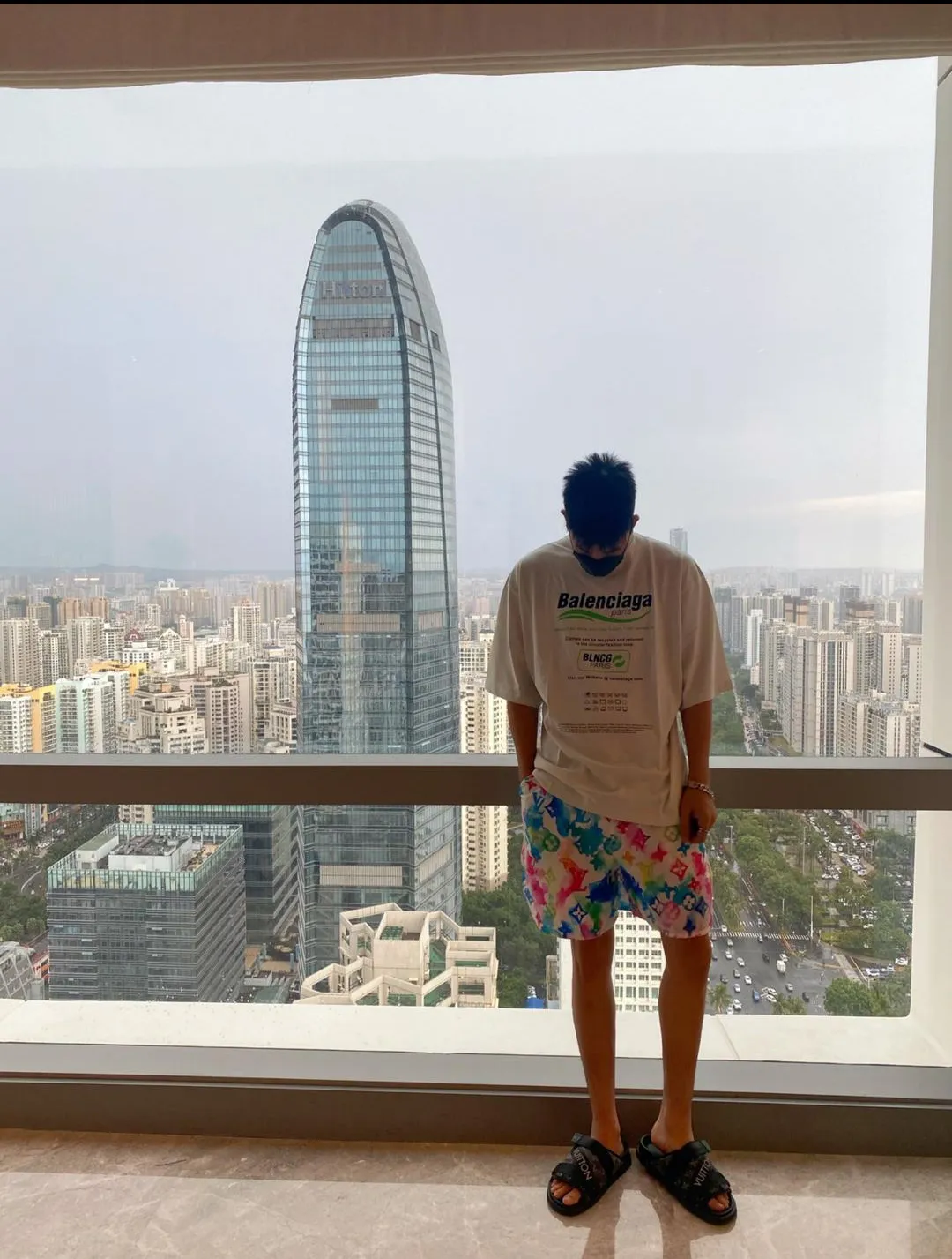 ♻️💯Upper body reference model picture❤️Top tested version Balenciaga environmental logo arrow three-color loose breathable cotton short-sleeved T-shirt BLCG is one of the most influential brands in the fashion industry. Founded in 1919 by Cristóbal Balenciaga and settled in Paris in 1936, he led many important fashion movements between 1930 and 1968. The representative ready-to-wear series reflects the identity of the brand - Fabric: Made of 32-count double yarn, 260-gram weight fabric, imported knitted needle carded cotton, with moderate thickness, drape and contour - The front printing screen plate is hand-printed, and the 3D full-color scanned pattern is made into film to ensure the highest degree of printing pattern restoration. The upper and lower LOGO printing has a strong touch texture. The printing material uses environmentally friendly active water slurry and anti-sublimation liquid as the base. The garment is resistant to washing and does not desizing. Color: off-white, fluorescent yellow, navy blue Size: XS-L P:250