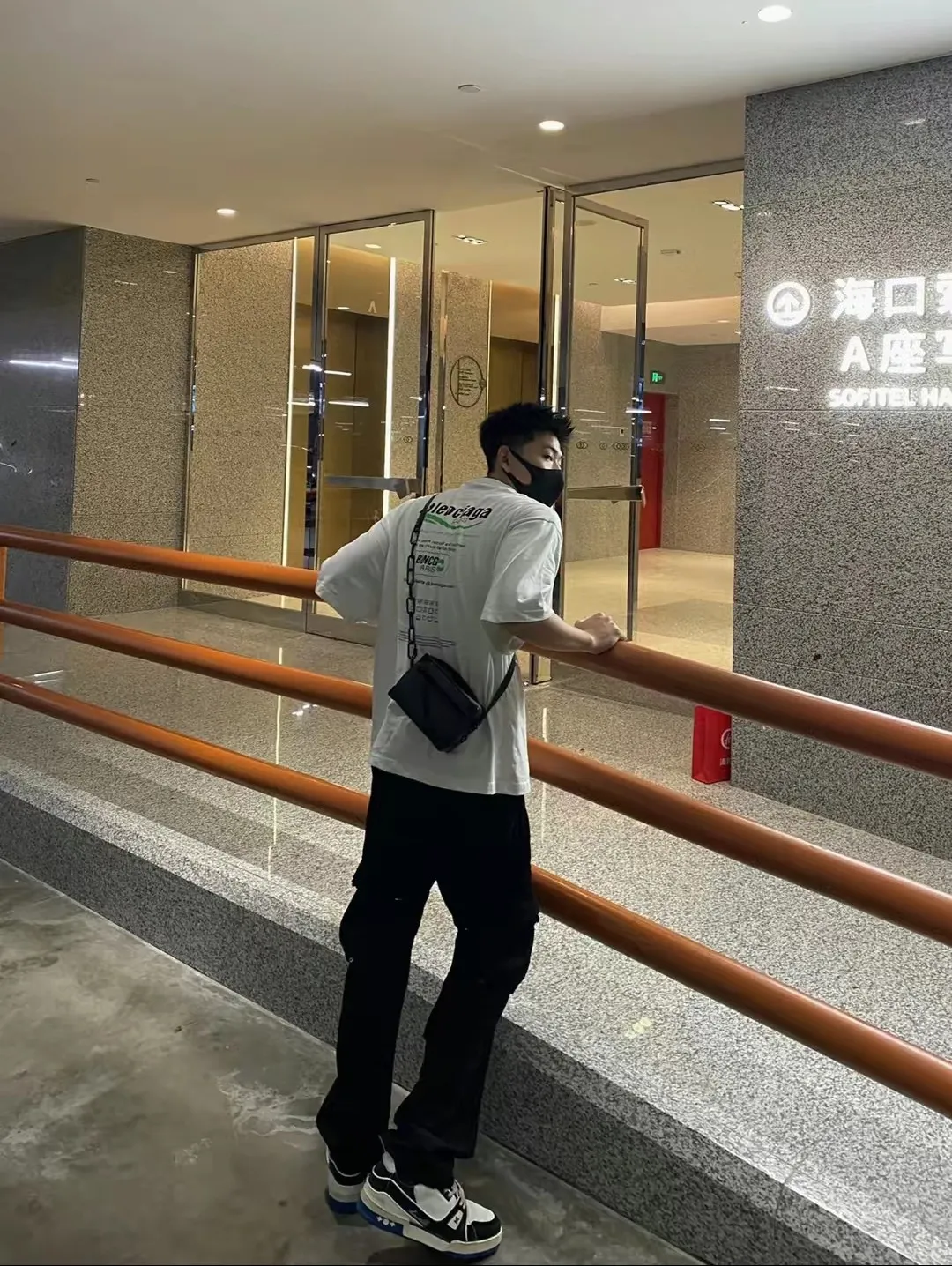 ♻️💯Upper body reference model picture❤️Top tested version Balenciaga environmental logo arrow three-color loose breathable cotton short-sleeved T-shirt BLCG is one of the most influential brands in the fashion industry. Founded in 1919 by Cristóbal Balenciaga and settled in Paris in 1936, he led many important fashion movements between 1930 and 1968. The representative ready-to-wear series reflects the identity of the brand - Fabric: Made of 32-count double yarn, 260-gram weight fabric, imported knitted needle carded cotton, with moderate thickness, drape and contour - The front printing screen plate is hand-printed, and the 3D full-color scanned pattern is made into film to ensure the highest degree of printing pattern restoration. The upper and lower LOGO printing has a strong touch texture. The printing material uses environmentally friendly active water slurry and anti-sublimation liquid as the base. The garment is resistant to washing and does not desizing. Color: off-white, fluorescent yellow, navy blue Size: XS-L P:250