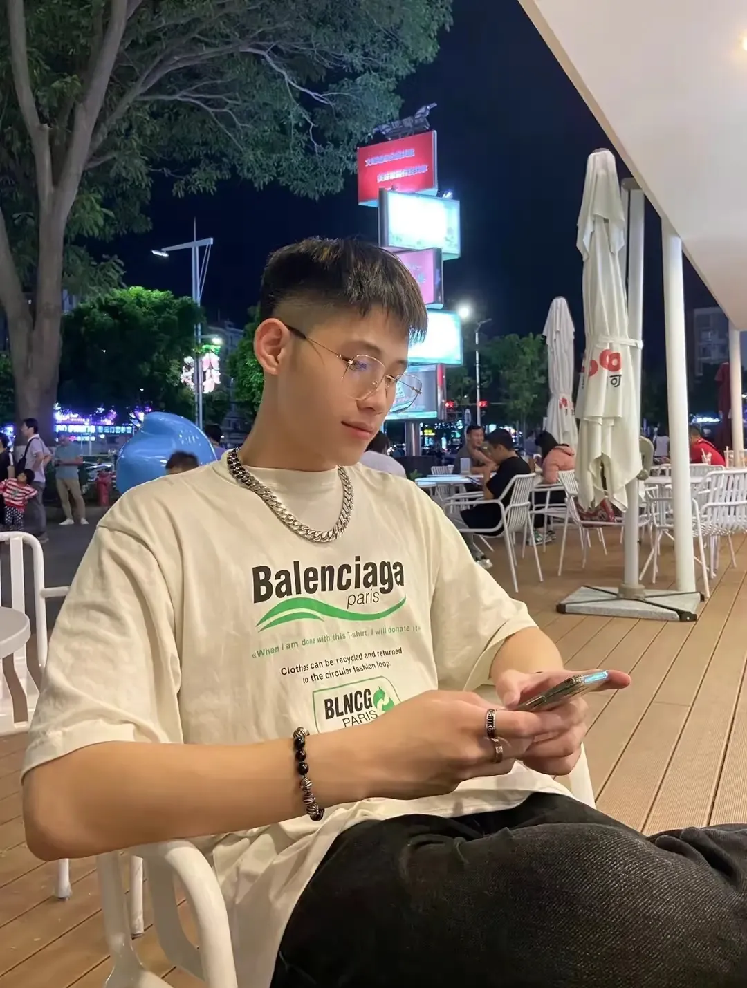 ♻️💯Upper body reference model picture❤️Top tested version Balenciaga environmental logo arrow three-color loose breathable cotton short-sleeved T-shirt BLCG is one of the most influential brands in the fashion industry. Founded in 1919 by Cristóbal Balenciaga and settled in Paris in 1936, he led many important fashion movements between 1930 and 1968. The representative ready-to-wear series reflects the identity of the brand - Fabric: Made of 32-count double yarn, 260-gram weight fabric, imported knitted needle carded cotton, with moderate thickness, drape and contour - The front printing screen plate is hand-printed, and the 3D full-color scanned pattern is made into film to ensure the highest degree of printing pattern restoration. The upper and lower LOGO printing has a strong touch texture. The printing material uses environmentally friendly active water slurry and anti-sublimation liquid as the base. The garment is resistant to washing and does not desizing. Color: off-white, fluorescent yellow, navy blue Size: XS-L P:250