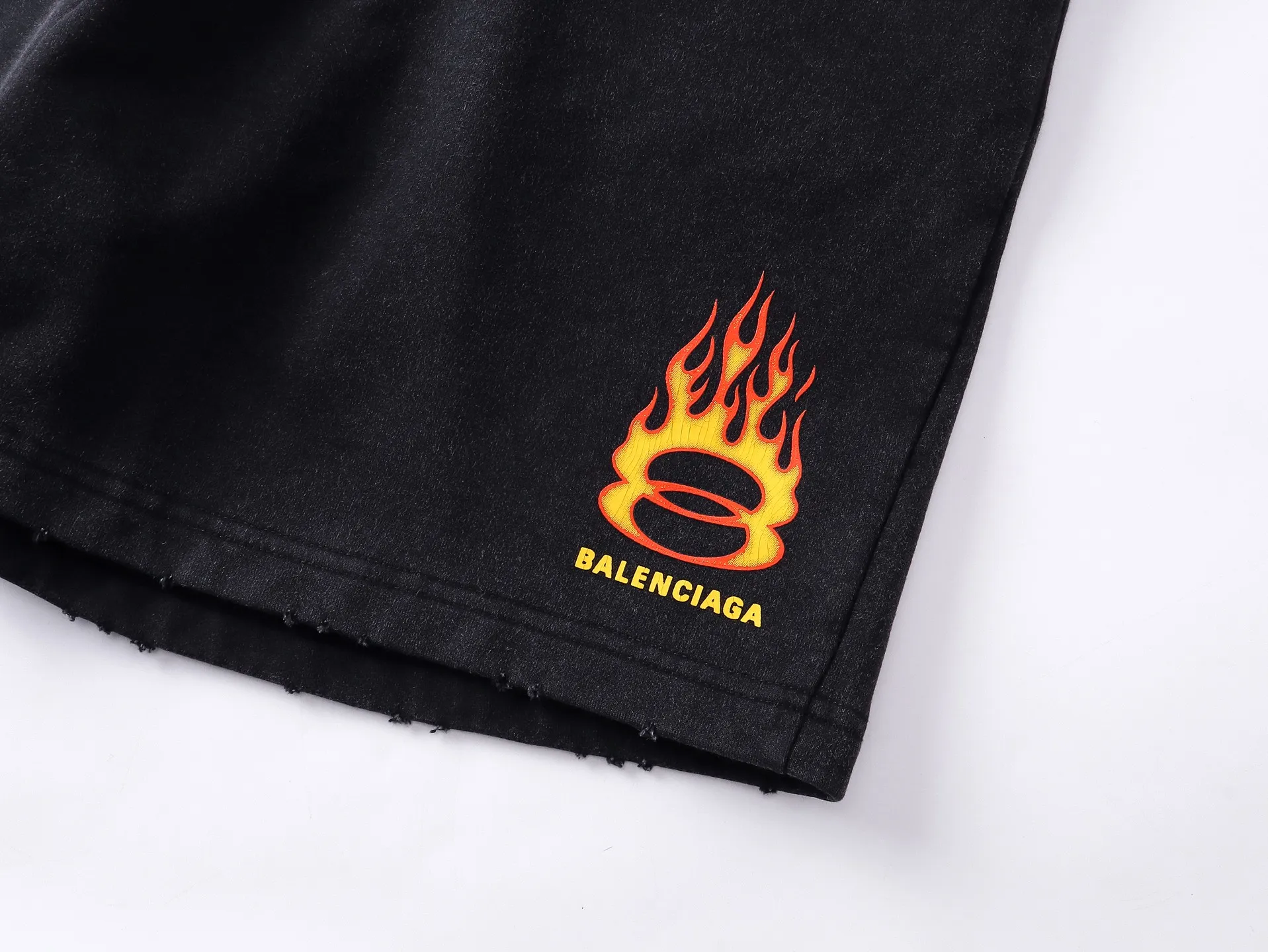 🅿️220 real photos [Top version. Official website quality] BALENCI*GA/Paris. 2025 new model. Paris double ring flame LOGO cracked print, washed, distressed and worn shorts. Brick cabinet synchronization. Genuine product developed at the first time, please print and compare! The fabric is made of Paris ZP custom-woven and dyed cotton terry sweatshirt, with a weight of 460 grams. The cloth surface is clean. The cloth pattern is clear, the hand feels soft and comfortable, and the imported environmentally friendly rubber paddles are used for printing. The letters are clear and the effect is three-dimensional. The version adopts a loose version. Same style for men and women. Code: BL257026 Color: black, fluorescent yellow Size: XS S M L