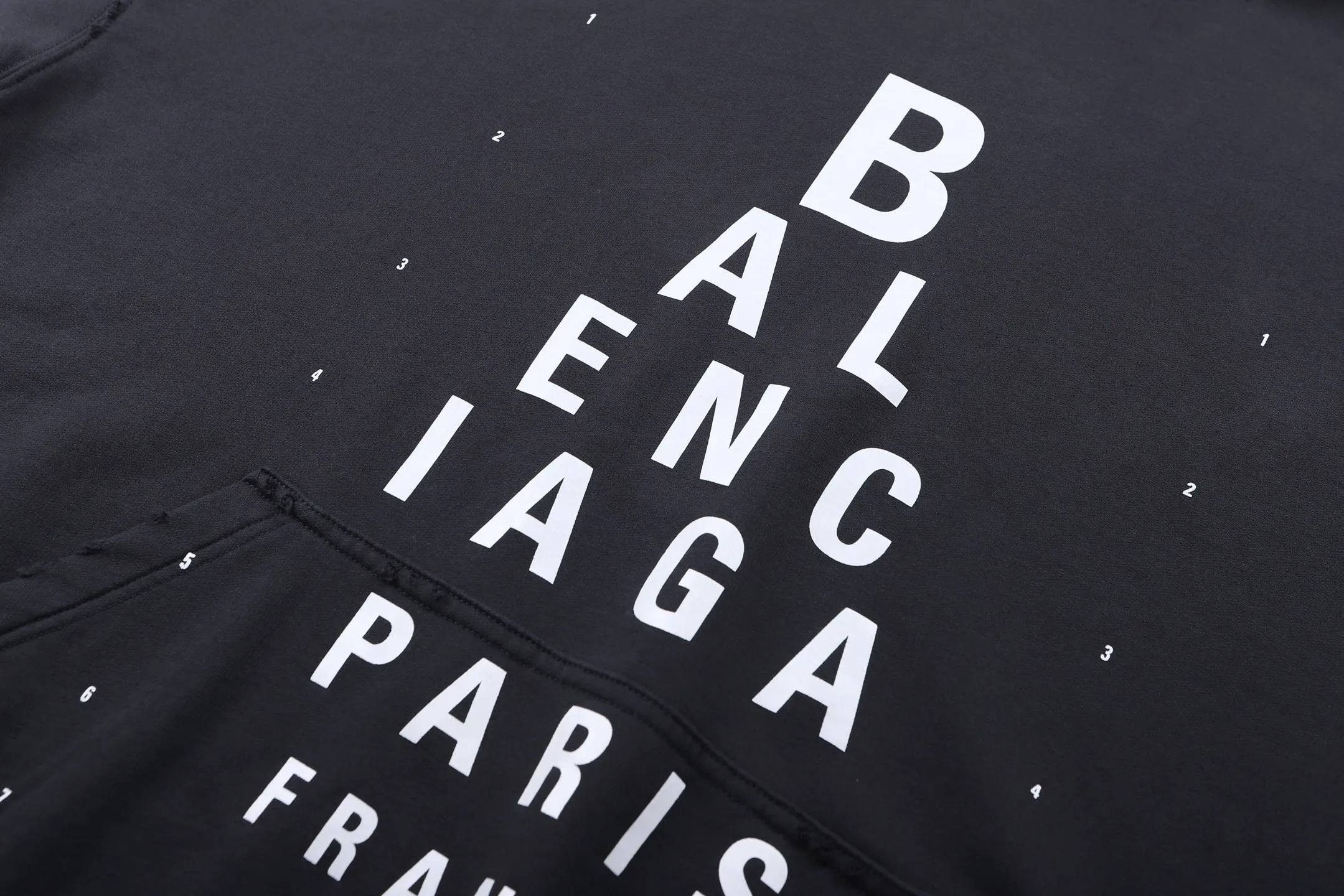 🅿️500 BLCG eye chart printed cut hooded sweatshirt. The original version was purchased for RMB 3,889 and developed. The fabric is made of 400 grams of combed cotton terry gray sweatshirt fabric. It has been washed and distressed. The surface shows a natural frayed texture, taking into account softness and an old retro feel. The collar, cuffs and other parts have been hand-edged, and the rough edges have a uniform texture and are not off-line. The pattern adopts a high-density glue printing process: letters and logos are printed in layers, and the thickness of the glue is even. The white printing appears clearly on the dark gray background. It has been tested for durability and will not easily crack and fall off after repeated washing. It is cut in a loose, dropped-shoulder style, with a hood and no drawstring design. The edge of the hood is reinforced with double-needle sewing. The kangaroo pocket is an embedded structure, and the edge of the opening is hand-stitched. The inside is lined with lining to prevent deformation. The cuffs and hem are ribbed with the same fabric, which has moderate elasticity and is not easy to loosen. The overall craftsmanship highlights the brand's iconic "destruction aesthetics" style. The overall wiring is straight and delicate, the fabric is comfortable and soft, and the color is consistent without color difference. It can be matched with the same style to create a fashionable look, and can be used in various occasions. Customized accessories, complete with three standards, the same style for men and women. Size:S-M-L