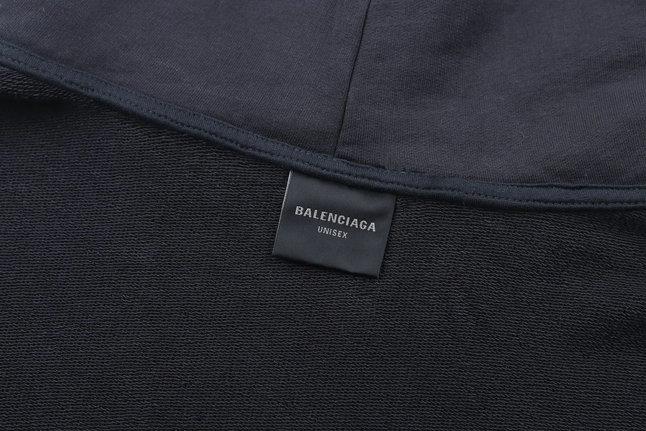 🅿️500 BLCG eye chart printed cut hooded sweatshirt. The original version was purchased for RMB 3,889 and developed. The fabric is made of 400 grams of combed cotton terry gray sweatshirt fabric. It has been washed and distressed. The surface shows a natural frayed texture, taking into account softness and an old retro feel. The collar, cuffs and other parts have been hand-edged, and the rough edges have a uniform texture and are not off-line. The pattern adopts a high-density glue printing process: letters and logos are printed in layers, and the thickness of the glue is even. The white printing appears clearly on the dark gray background. It has been tested for durability and will not easily crack and fall off after repeated washing. It is cut in a loose, dropped-shoulder style, with a hood and no drawstring design. The edge of the hood is reinforced with double-needle sewing. The kangaroo pocket is an embedded structure, and the edge of the opening is hand-stitched. The inside is lined with lining to prevent deformation. The cuffs and hem are ribbed with the same fabric, which has moderate elasticity and is not easy to loosen. The overall craftsmanship highlights the brand's iconic "destruction aesthetics" style. The overall wiring is straight and delicate, the fabric is comfortable and soft, and the color is consistent without color difference. It can be matched with the same style to create a fashionable look, and can be used in various occasions. Customized accessories, complete with three standards, the same style for men and women. Size:S-M-L
