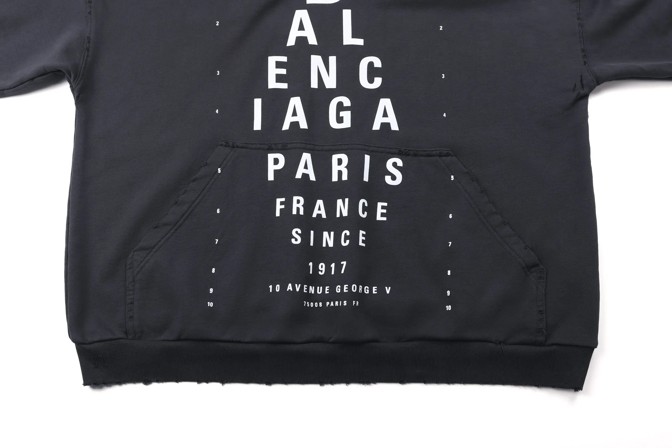 🅿️500 BLCG eye chart printed cut hooded sweatshirt. The original version was purchased for RMB 3,889 and developed. The fabric is made of 400 grams of combed cotton terry gray sweatshirt fabric. It has been washed and distressed. The surface shows a natural frayed texture, taking into account softness and an old retro feel. The collar, cuffs and other parts have been hand-edged, and the rough edges have a uniform texture and are not off-line. The pattern adopts a high-density glue printing process: letters and logos are printed in layers, and the thickness of the glue is even. The white printing appears clearly on the dark gray background. It has been tested for durability and will not easily crack and fall off after repeated washing. It is cut in a loose, dropped-shoulder style, with a hood and no drawstring design. The edge of the hood is reinforced with double-needle sewing. The kangaroo pocket is an embedded structure, and the edge of the opening is hand-stitched. The inside is lined with lining to prevent deformation. The cuffs and hem are ribbed with the same fabric, which has moderate elasticity and is not easy to loosen. The overall craftsmanship highlights the brand's iconic "destruction aesthetics" style. The overall wiring is straight and delicate, the fabric is comfortable and soft, and the color is consistent without color difference. It can be matched with the same style to create a fashionable look, and can be used in various occasions. Customized accessories, complete with three standards, the same style for men and women. Size:S-M-L