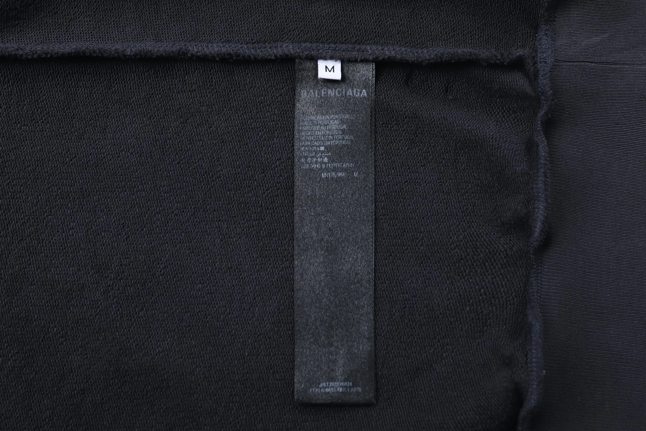 🅿️500 BLCG eye chart printed cut hooded sweatshirt. The original version was purchased for RMB 3,889 and developed. The fabric is made of 400 grams of combed cotton terry gray sweatshirt fabric. It has been washed and distressed. The surface shows a natural frayed texture, taking into account softness and an old retro feel. The collar, cuffs and other parts have been hand-edged, and the rough edges have a uniform texture and are not off-line. The pattern adopts a high-density glue printing process: letters and logos are printed in layers, and the thickness of the glue is even. The white printing appears clearly on the dark gray background. It has been tested for durability and will not easily crack and fall off after repeated washing. It is cut in a loose, dropped-shoulder style, with a hood and no drawstring design. The edge of the hood is reinforced with double-needle sewing. The kangaroo pocket is an embedded structure, and the edge of the opening is hand-stitched. The inside is lined with lining to prevent deformation. The cuffs and hem are ribbed with the same fabric, which has moderate elasticity and is not easy to loosen. The overall craftsmanship highlights the brand's iconic "destruction aesthetics" style. The overall wiring is straight and delicate, the fabric is comfortable and soft, and the color is consistent without color difference. It can be matched with the same style to create a fashionable look, and can be used in various occasions. Customized accessories, complete with three standards, the same style for men and women. Size:S-M-L