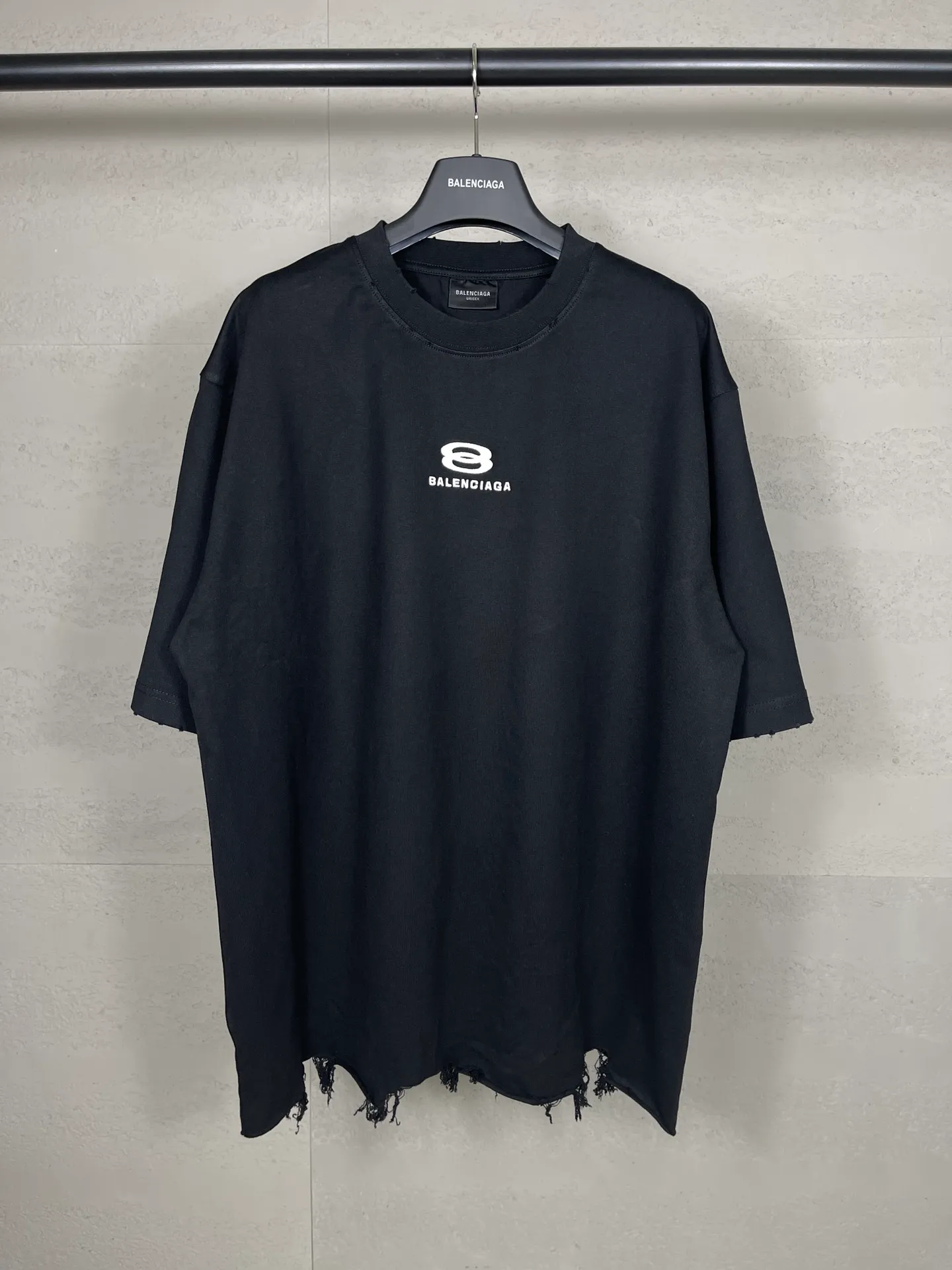 🅿️180 real photos [Top version. Official website quality] BALENCI*GA/Paris BALENCI*GA# New model, double-ring LOGO classic embroidery, water-worn and damaged old short-sleeved T-shirt. Brick cabinet synchronization. The old and worn ZP is the same, welcome to compare. The fabric is made of Paris ZP custom-woven and dyed 100% cotton double-yarn compact cotton. The weight is 260 grams. The cloth surface is clean. The cloth pattern is clear. Soft and comfortable. Good color fastness. Not easy to change color. The threads are woven and dyed with no color difference. The embroidery uses a Tajima embroidery machine, the letters are three-dimensional, and the ready-made garments are washed, worn and worn, and are extremely heavy-duty. Jubie market makes goods based on pictures. Comparisons welcome. Restore the brick cabinet. The version adopts the OS loose shoulder version. Same style for men and women. Code: BL223331 Color: Black. Mi Xing Size: XS to L