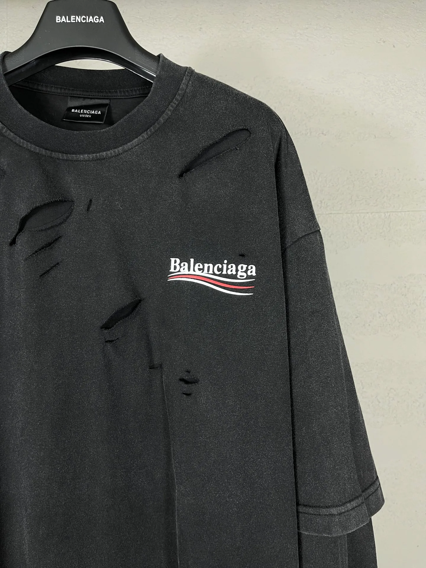 🅿️270 real photos [Top version. Official website quality] BALENCI*GA/Paris BALENCI*GA#25 new style, Coke letters classic LOGO printed on the chest and back, washed and worn two-piece long-sleeved T-shirt. Brick cabinet synchronization. Note! ️This model is a two-piece set. Wash water super heavy process. Welcome to compare. The fabric is made of Paris ZP custom-woven and dyed 100% cotton double-yarn compact cotton. The weight is 260 grams. The cloth surface is clean. The cloth pattern is clear. It is soft and comfortable. It has good color fastness and is not easy to change color. The threads are woven and dyed with no color difference. The printing uses imported environmentally friendly materials and the letters are three-dimensional. Comparisons welcome. Restore brick cabinet. The version adopts OS loose shoulder version. Same style for men and women. Code: BL255082 Color: washed black Size: XS S M L