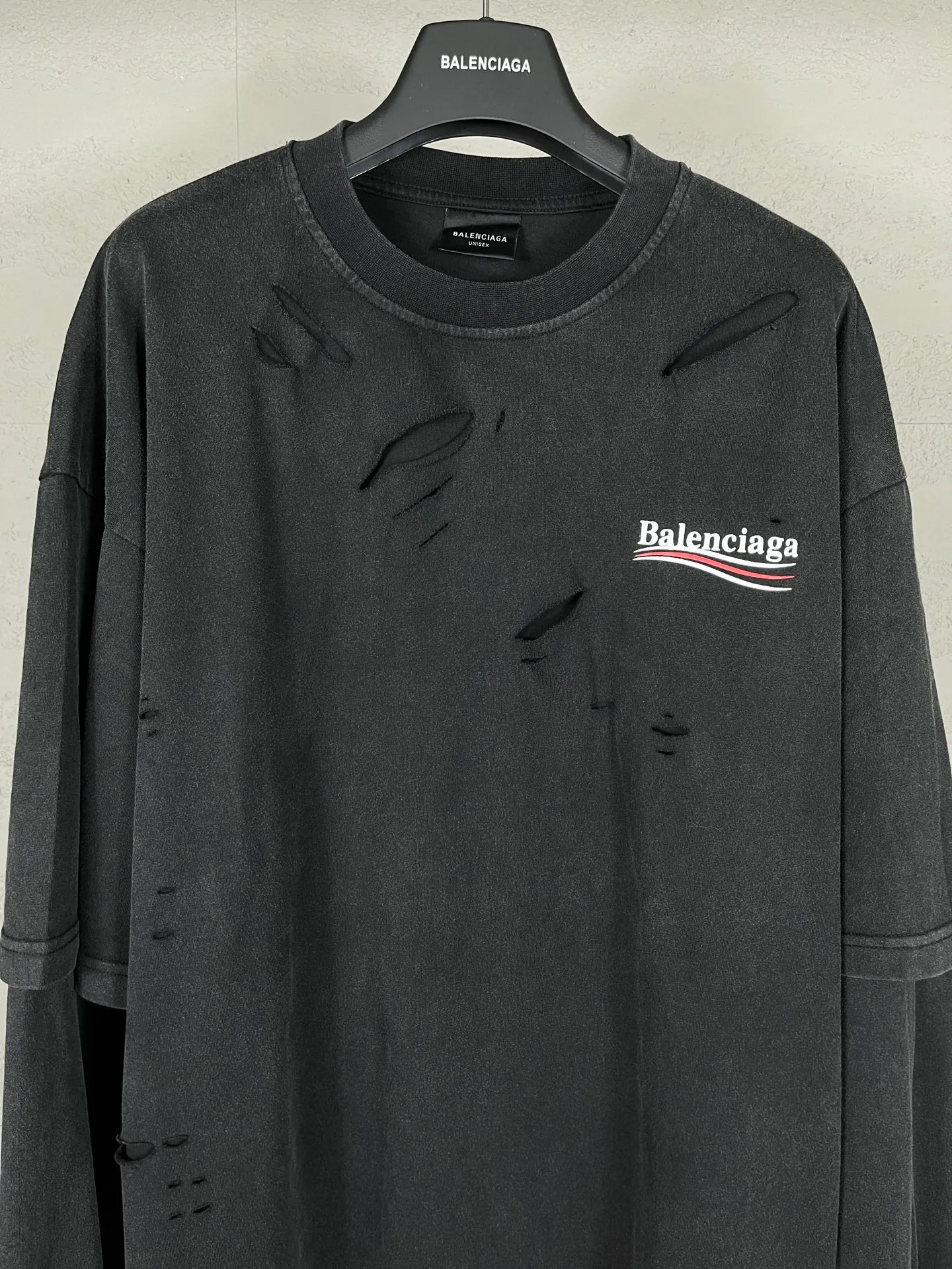 🅿️270 real photos [Top version. Official website quality] BALENCI*GA/Paris BALENCI*GA#25 new style, Coke letters classic LOGO printed on the chest and back, washed and worn two-piece long-sleeved T-shirt. Brick cabinet synchronization. Note! ️This model is a two-piece set. Wash water super heavy process. Welcome to compare. The fabric is made of Paris ZP custom-woven and dyed 100% cotton double-yarn compact cotton. The weight is 260 grams. The cloth surface is clean. The cloth pattern is clear. It is soft and comfortable. It has good color fastness and is not easy to change color. The threads are woven and dyed with no color difference. The printing uses imported environmentally friendly materials and the letters are three-dimensional. Comparisons welcome. Restore brick cabinet. The version adopts OS loose shoulder version. Same style for men and women. Code: BL255082 Color: washed black Size: XS S M L