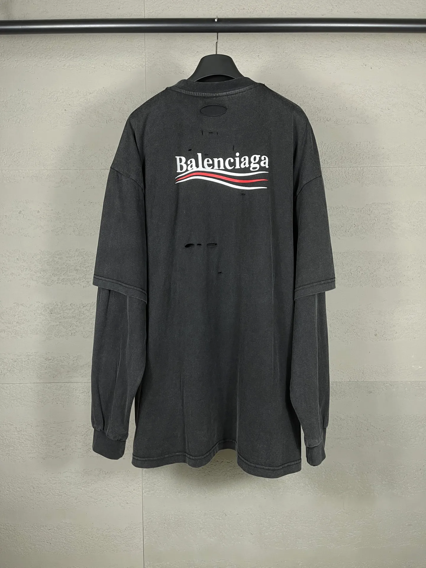🅿️270 real photos [Top version. Official website quality] BALENCI*GA/Paris BALENCI*GA#25 new style, Coke letters classic LOGO printed on the chest and back, washed and worn two-piece long-sleeved T-shirt. Brick cabinet synchronization. Note! ️This model is a two-piece set. Wash water super heavy process. Welcome to compare. The fabric is made of Paris ZP custom-woven and dyed 100% cotton double-yarn compact cotton. The weight is 260 grams. The cloth surface is clean. The cloth pattern is clear. It is soft and comfortable. It has good color fastness and is not easy to change color. The threads are woven and dyed with no color difference. The printing uses imported environmentally friendly materials and the letters are three-dimensional. Comparisons welcome. Restore brick cabinet. The version adopts OS loose shoulder version. Same style for men and women. Code: BL255082 Color: washed black Size: XS S M L