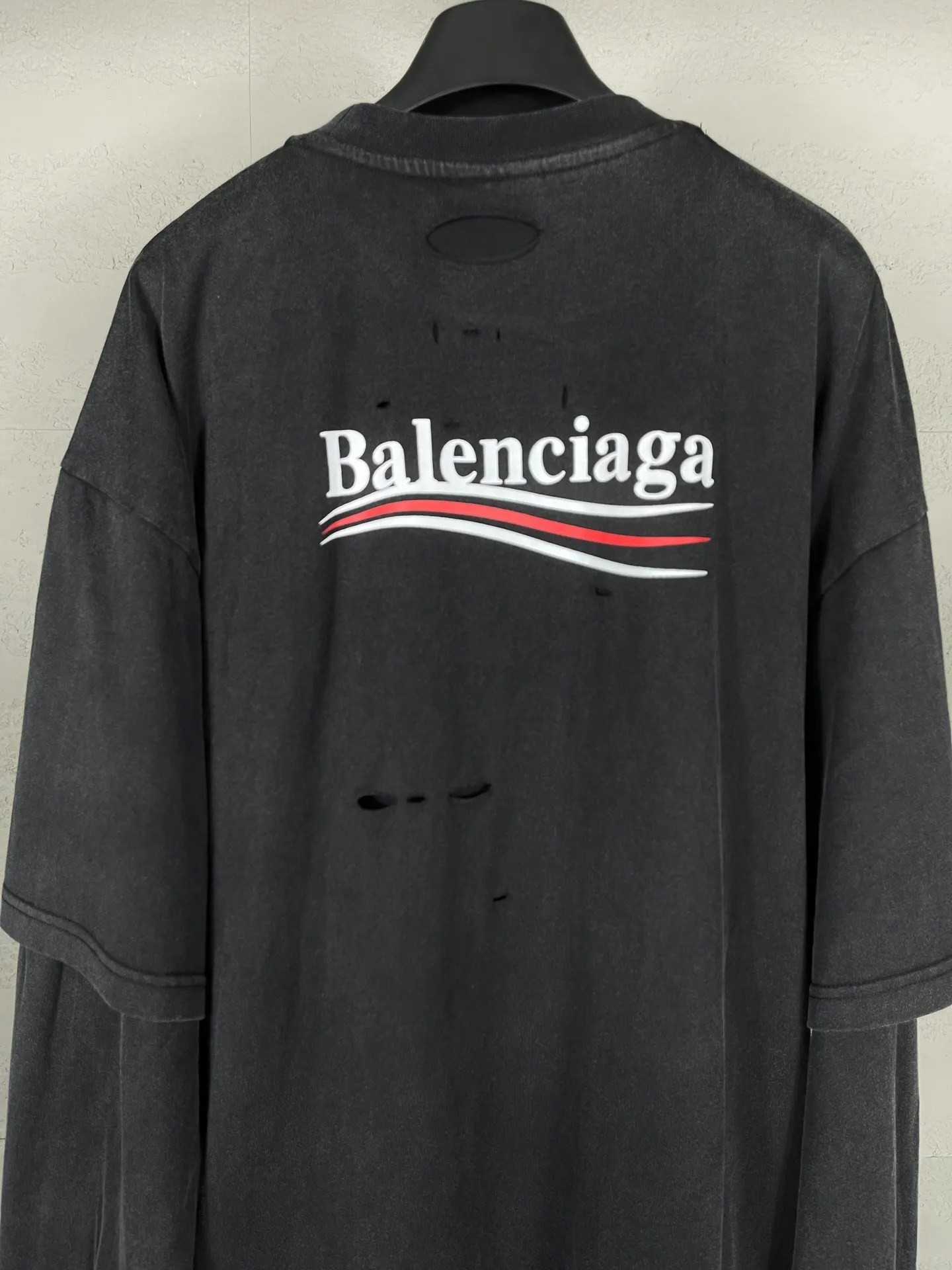 🅿️270 real photos [Top version. Official website quality] BALENCI*GA/Paris BALENCI*GA#25 new style, Coke letters classic LOGO printed on the chest and back, washed and worn two-piece long-sleeved T-shirt. Brick cabinet synchronization. Note! ️This model is a two-piece set. Wash water super heavy process. Welcome to compare. The fabric is made of Paris ZP custom-woven and dyed 100% cotton double-yarn compact cotton. The weight is 260 grams. The cloth surface is clean. The cloth pattern is clear. It is soft and comfortable. It has good color fastness and is not easy to change color. The threads are woven and dyed with no color difference. The printing uses imported environmentally friendly materials and the letters are three-dimensional. Comparisons welcome. Restore brick cabinet. The version adopts OS loose shoulder version. Same style for men and women. Code: BL255082 Color: washed black Size: XS S M L