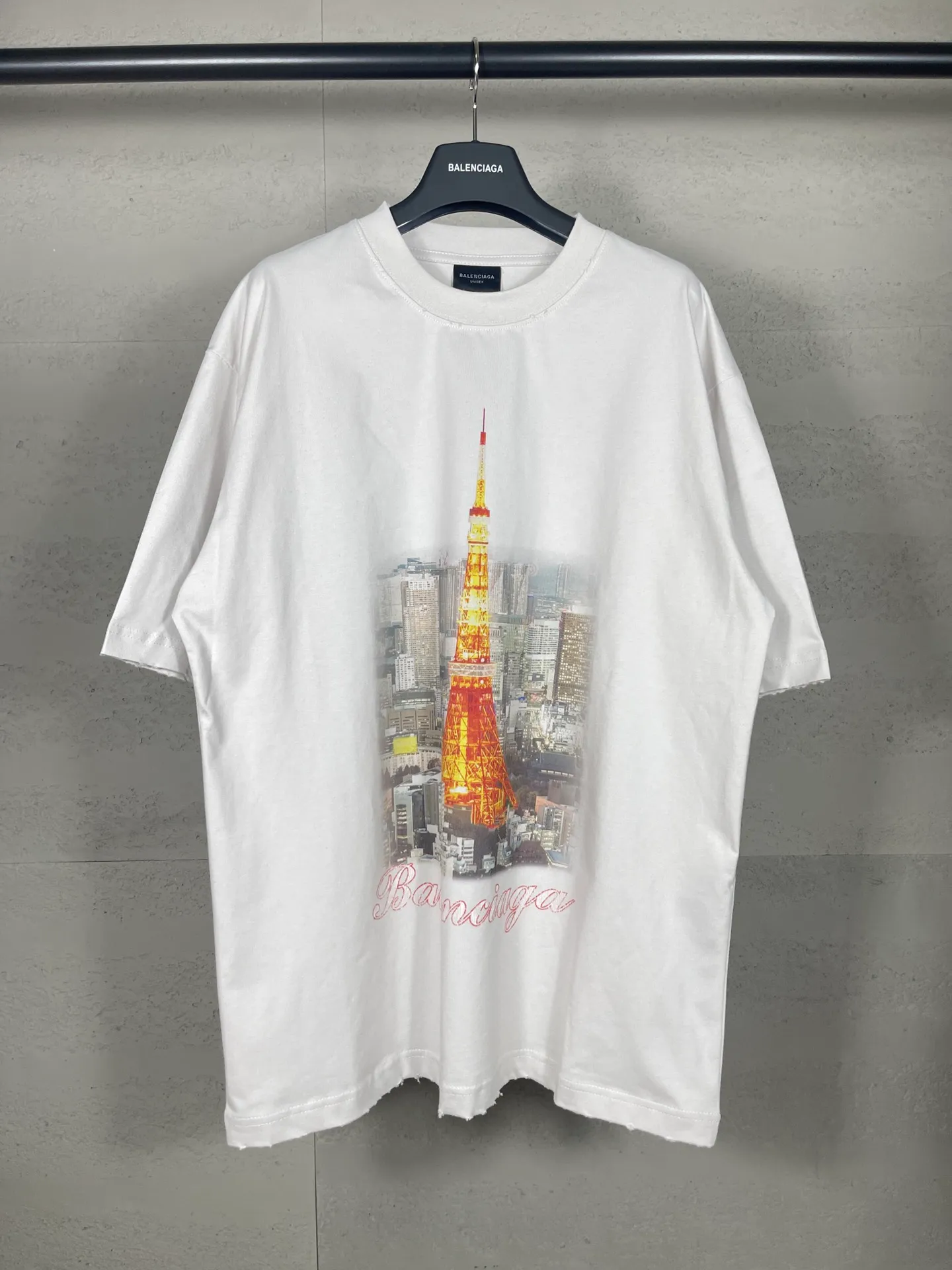 🅿️194 real photos [Top version. Official website quality] BALENCI*GA/Paris. 2024 new style, Paris. Japan Tokyo Tower limited edition. Front and rear direct-injection printing, washed and distressed short-sleeved T-shirt, 2024 new style. Y plate customization. Special market currency. Brick cabinets are synchronized. Genuine products are developed at the first time, and you can print and compare! The fabric is made of Paris ZP custom-woven and dyed cotton double yarn. Weighing 260 grams, the cloth surface is clean. The cloth pattern is clear, soft and comfortable. The threads are dyed with no color difference. The printing uses environmentally friendly imported materials for direct-injection printing, with clear letters and three-dimensional effect. The entire garment is washed, distressed and worn. The version adopts OS loose shoulder design. Same style for men and women. Code: BL223381 Color: black blue. Beige. Size: XS to L