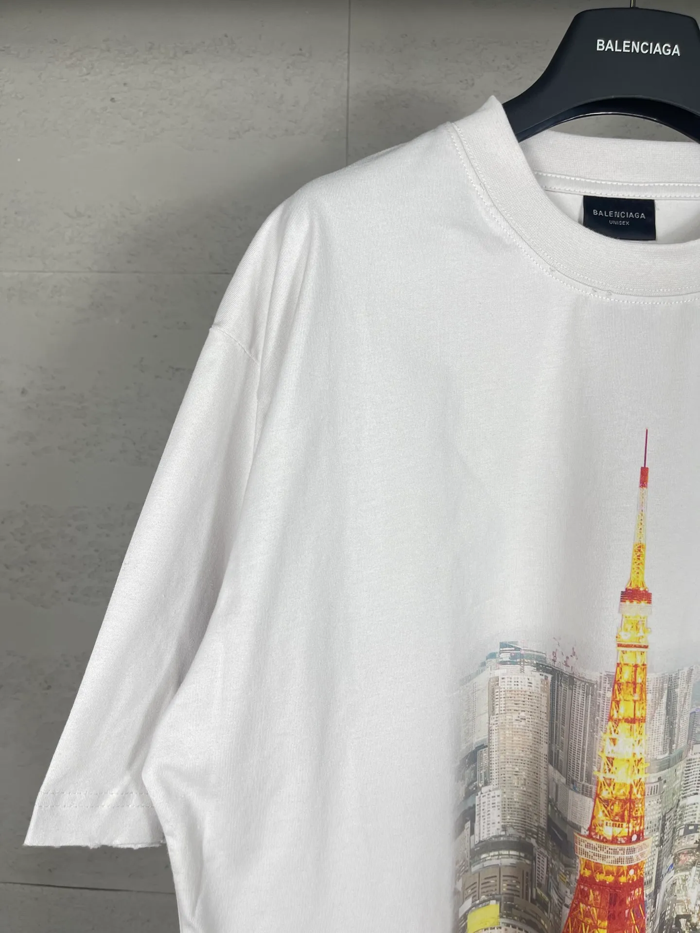 🅿️194 real photos [Top version. Official website quality] BALENCI*GA/Paris. 2024 new style, Paris. Japan Tokyo Tower limited edition. Front and rear direct-injection printing, washed and distressed short-sleeved T-shirt, 2024 new style. Y plate customization. Special market currency. Brick cabinets are synchronized. Genuine products are developed at the first time, and you can print and compare! The fabric is made of Paris ZP custom-woven and dyed cotton double yarn. Weighing 260 grams, the cloth surface is clean. The cloth pattern is clear, soft and comfortable. The threads are dyed with no color difference. The printing uses environmentally friendly imported materials for direct-injection printing, with clear letters and three-dimensional effect. The entire garment is washed, distressed and worn. The version adopts OS loose shoulder design. Same style for men and women. Code: BL223381 Color: black blue. Beige. Size: XS to L