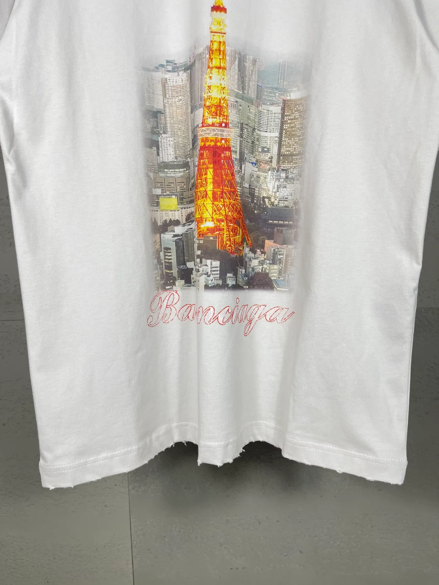 🅿️194 real photos [Top version. Official website quality] BALENCI*GA/Paris. 2024 new style, Paris. Japan Tokyo Tower limited edition. Front and rear direct-injection printing, washed and distressed short-sleeved T-shirt, 2024 new style. Y plate customization. Special market currency. Brick cabinets are synchronized. Genuine products are developed at the first time, and you can print and compare! The fabric is made of Paris ZP custom-woven and dyed cotton double yarn. Weighing 260 grams, the cloth surface is clean. The cloth pattern is clear, soft and comfortable. The threads are dyed with no color difference. The printing uses environmentally friendly imported materials for direct-injection printing, with clear letters and three-dimensional effect. The entire garment is washed, distressed and worn. The version adopts OS loose shoulder design. Same style for men and women. Code: BL223381 Color: black blue. Beige. Size: XS to L