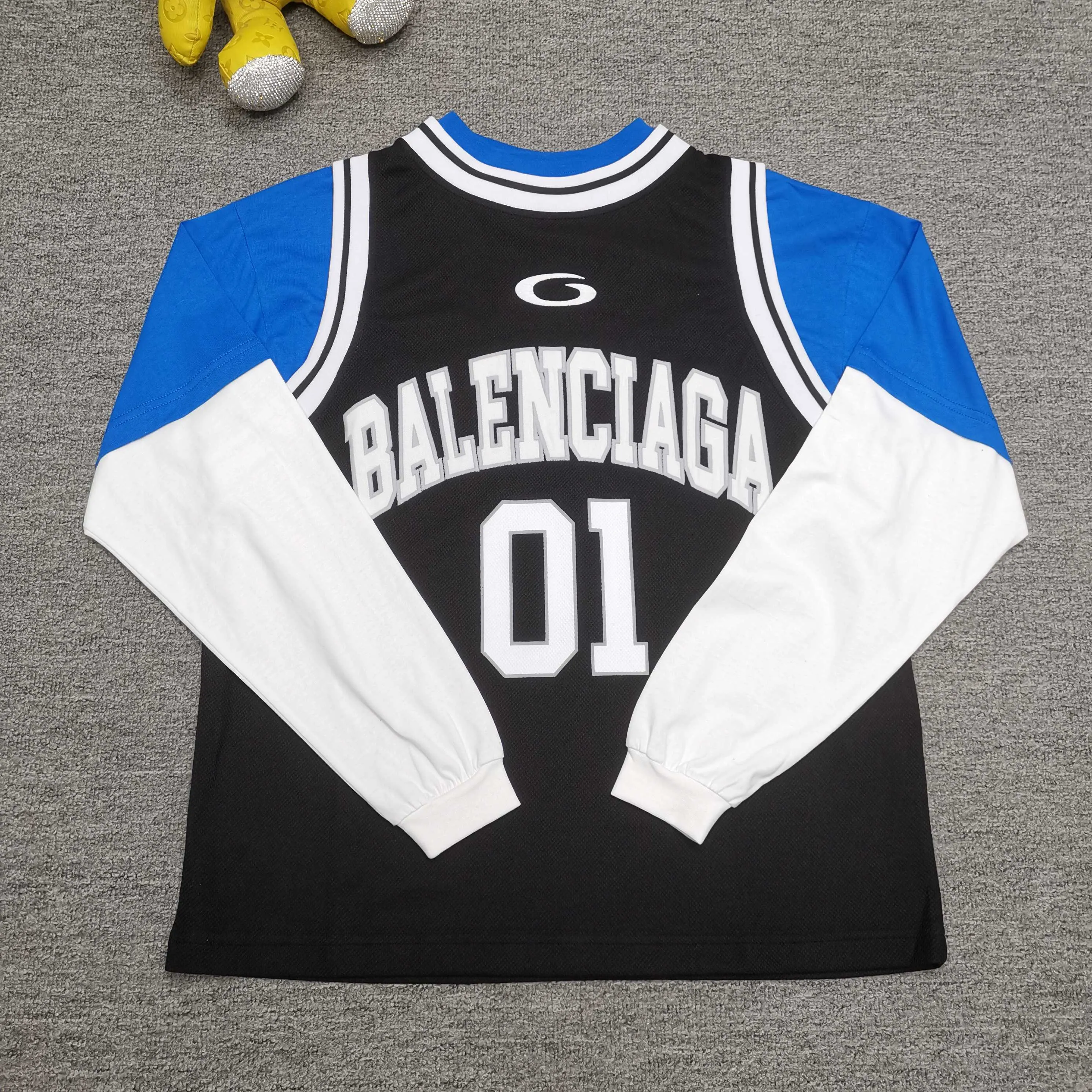 [Top version. Official website quality] BALENCI*GA/Paris.SS25 latest basketball uniform fake 3-piece set of embroidered printed long-sleeved T-shirts. The vest is made of mesh. The front embroidery uses Tajima computer embroidery machine to patch embroidery and print, and the back piece is printed. Extra heavy craftsmanship. Brick cabinets are synchronized. Genuine products are developed at the first time. The fabric is made of Paris ZP custom-woven and dyed cotton double yarn. The weight is 260 grams, the cloth surface is clean, the cloth pattern is clear, soft and comfortable, and the vest is made of mesh. The threads are dyed with no color difference. The printing uses environmentally friendly imported materials, the letters are clear and the effect is three-dimensional. The version adopts OS loose shoulder design. Same style for men and women. Color: Cailan, red. Size: XS S M L P370