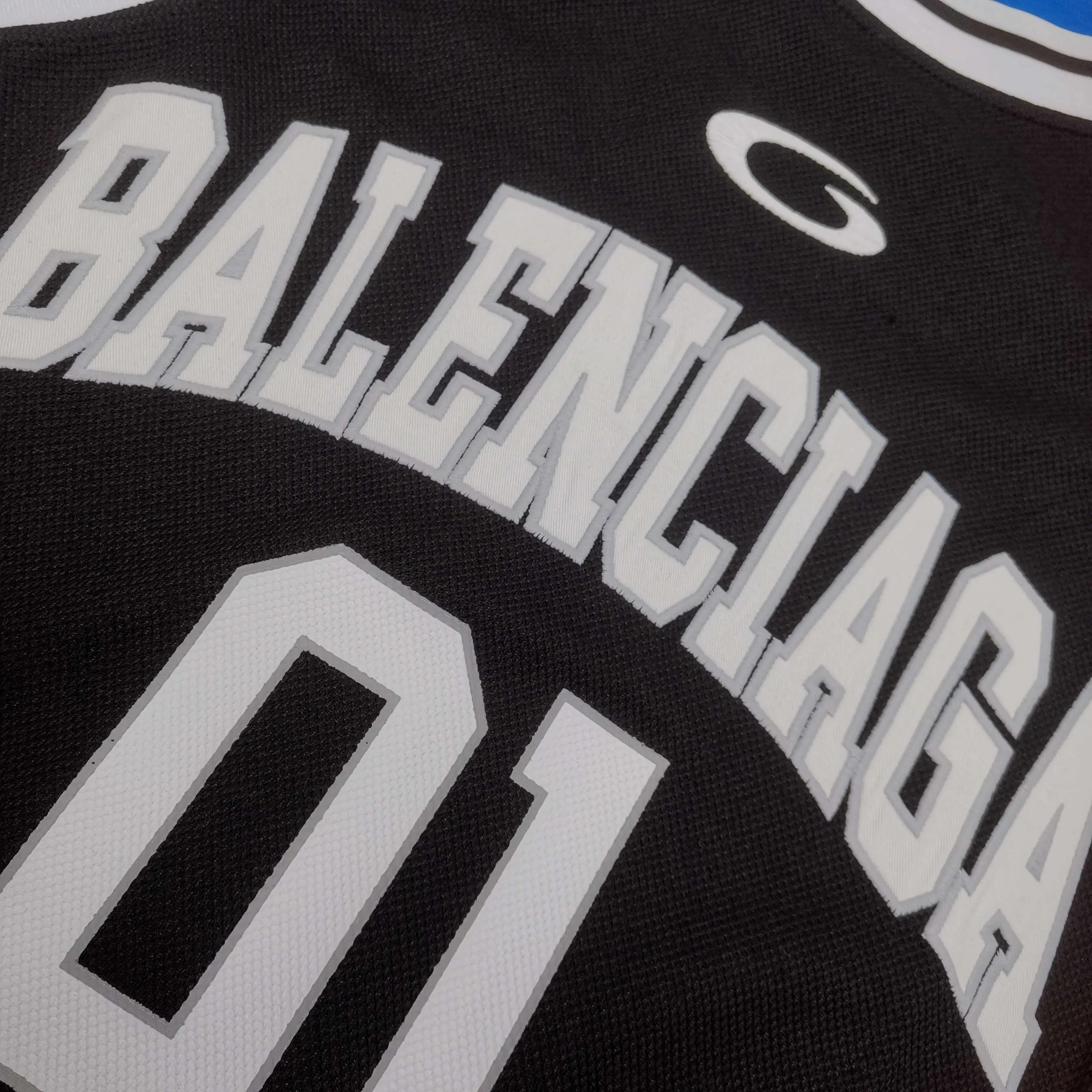 [Top version. Official website quality] BALENCI*GA/Paris.SS25 latest basketball uniform fake 3-piece set of embroidered printed long-sleeved T-shirts. The vest is made of mesh. The front embroidery uses Tajima computer embroidery machine to patch embroidery and print, and the back piece is printed. Extra heavy craftsmanship. Brick cabinets are synchronized. Genuine products are developed at the first time. The fabric is made of Paris ZP custom-woven and dyed cotton double yarn. The weight is 260 grams, the cloth surface is clean, the cloth pattern is clear, soft and comfortable, and the vest is made of mesh. The threads are dyed with no color difference. The printing uses environmentally friendly imported materials, the letters are clear and the effect is three-dimensional. The version adopts OS loose shoulder design. Same style for men and women. Color: Cailan, red. Size: XS S M L P370