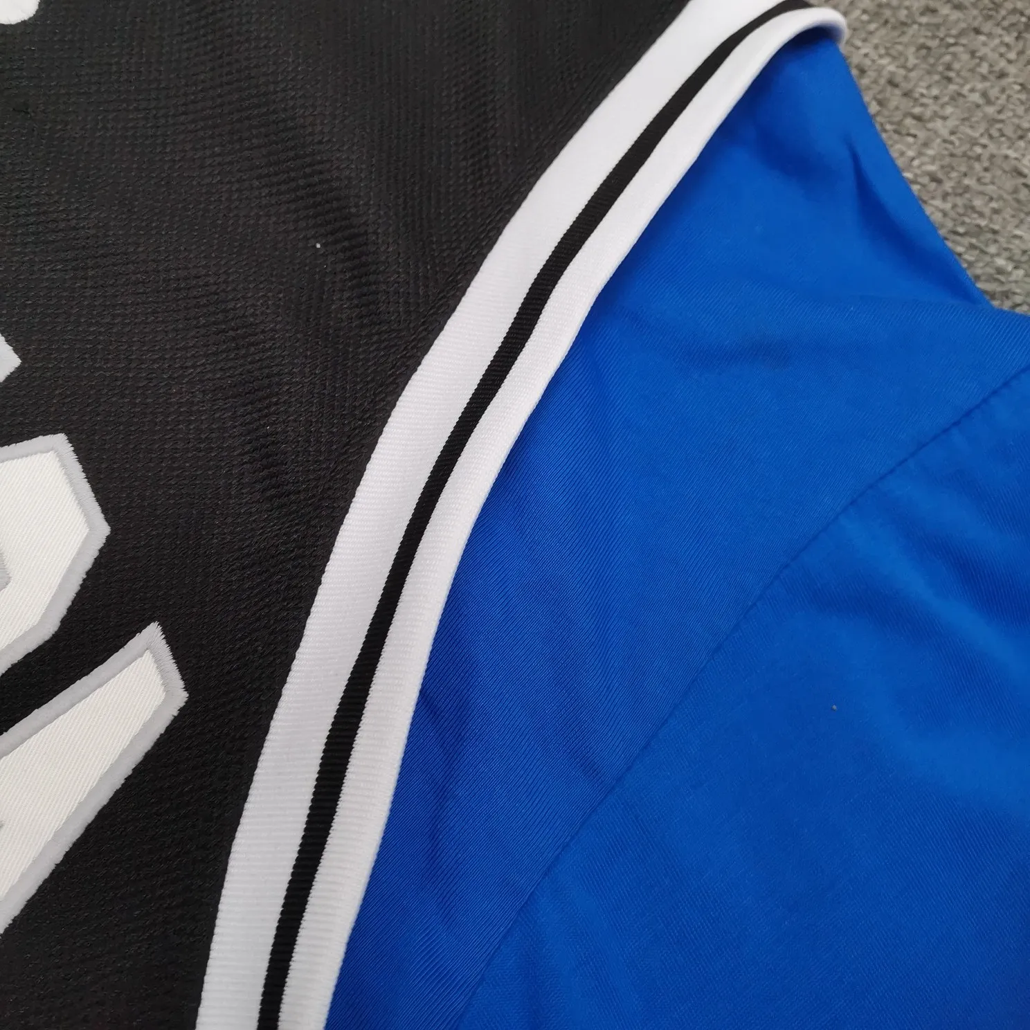 [Top version. Official website quality] BALENCI*GA/Paris.SS25 latest basketball uniform fake 3-piece set of embroidered printed long-sleeved T-shirts. The vest is made of mesh. The front embroidery uses Tajima computer embroidery machine to patch embroidery and print, and the back piece is printed. Extra heavy craftsmanship. Brick cabinets are synchronized. Genuine products are developed at the first time. The fabric is made of Paris ZP custom-woven and dyed cotton double yarn. The weight is 260 grams, the cloth surface is clean, the cloth pattern is clear, soft and comfortable, and the vest is made of mesh. The threads are dyed with no color difference. The printing uses environmentally friendly imported materials, the letters are clear and the effect is three-dimensional. The version adopts OS loose shoulder design. Same style for men and women. Color: Cailan, red. Size: XS S M L P370