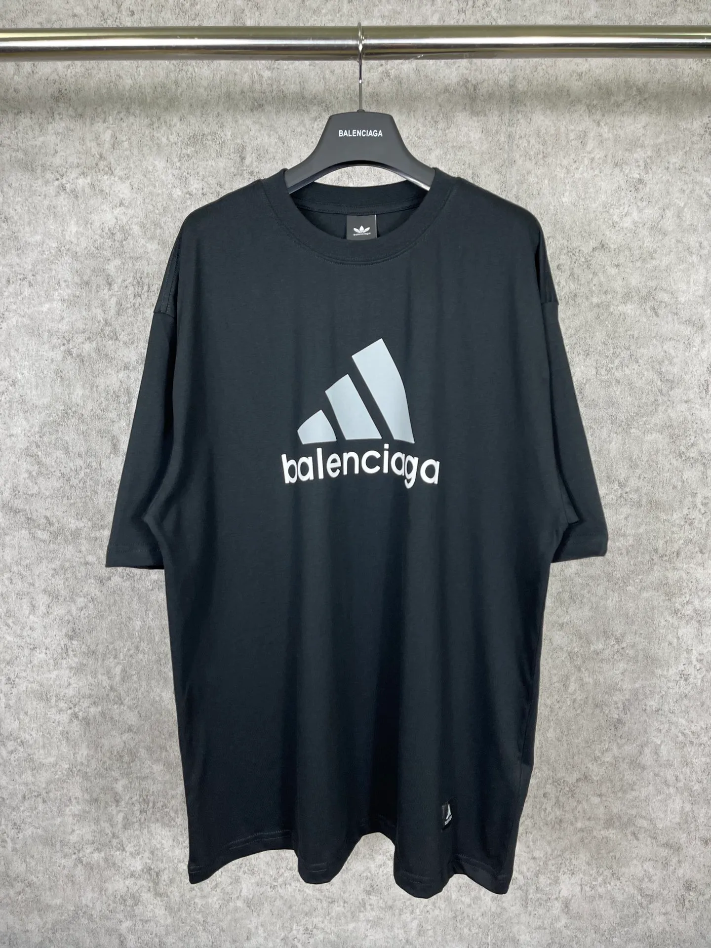 🅿️174 Actual pictures [Top version. Official website quality] BALENCI*GA/Paris co-branded Adidas front classic LOGO combination printed short-sleeved T-shirt# The fabric is made of Paris ZP custom-woven and dyed cotton double yarn. Weighing 260 grams, the cloth surface is clean. The cloth pattern is clear, soft and comfortable. The color fastness is good. It is not easy to change color. The threads are dyed with no color difference. The classic letter LOGO printing uses imported glue. The effect is three-dimensional and has no burrs. It is produced according to the pictures in the Jubie market. Welcome to compare. Restored brick cabinets. The version adopts OS loose shoulder version. Same style for men and women. Code: BL223076 Color: black. white. red. blue. sapphire blue Size: XS to L