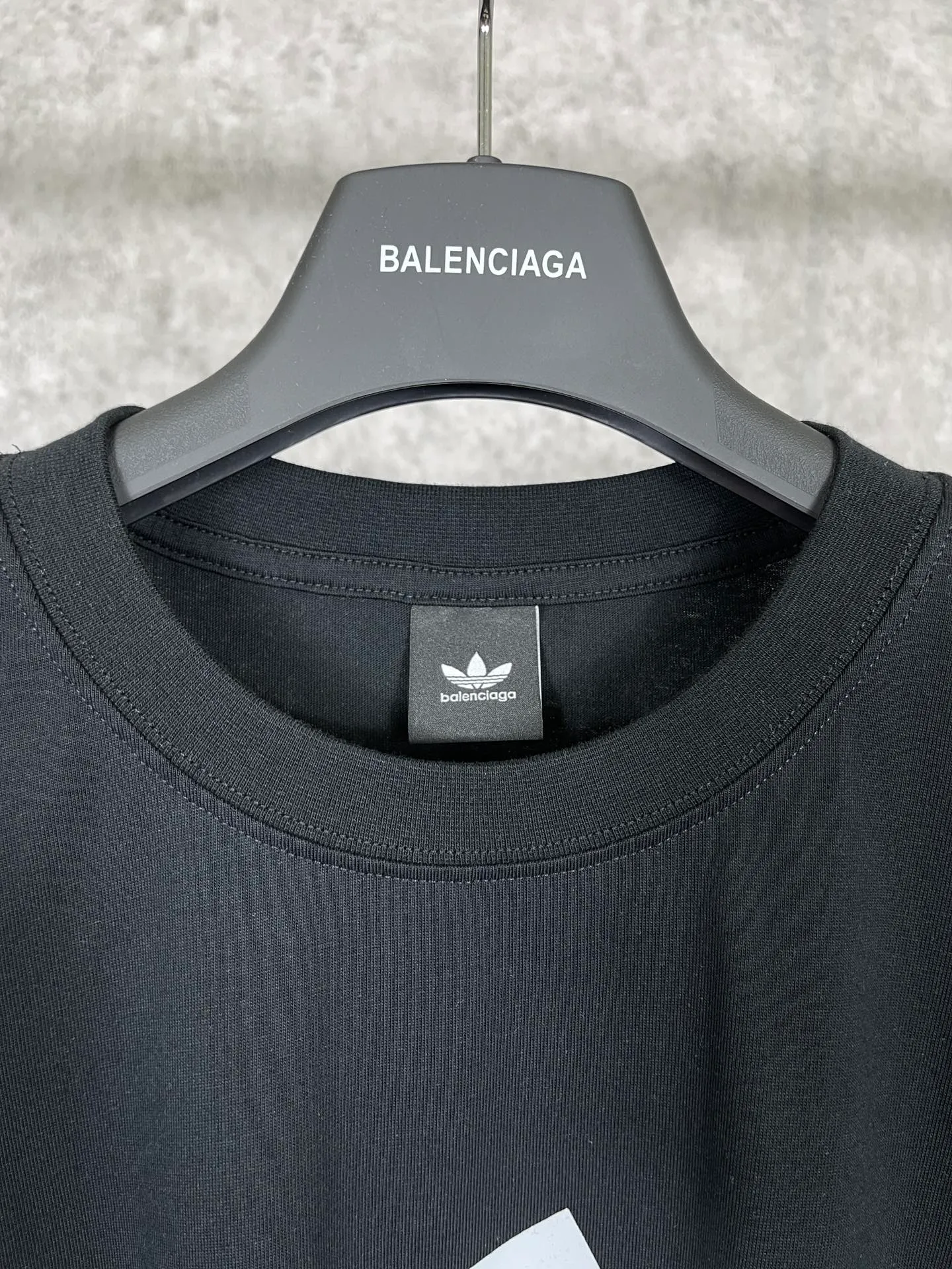 🅿️174 Actual pictures [Top version. Official website quality] BALENCI*GA/Paris co-branded Adidas front classic LOGO combination printed short-sleeved T-shirt# The fabric is made of Paris ZP custom-woven and dyed cotton double yarn. Weighing 260 grams, the cloth surface is clean. The cloth pattern is clear, soft and comfortable. The color fastness is good. It is not easy to change color. The threads are dyed with no color difference. The classic letter LOGO printing uses imported glue. The effect is three-dimensional and has no burrs. It is produced according to the pictures in the Jubie market. Welcome to compare. Restored brick cabinets. The version adopts OS loose shoulder version. Same style for men and women. Code: BL223076 Color: black. white. red. blue. sapphire blue Size: XS to L