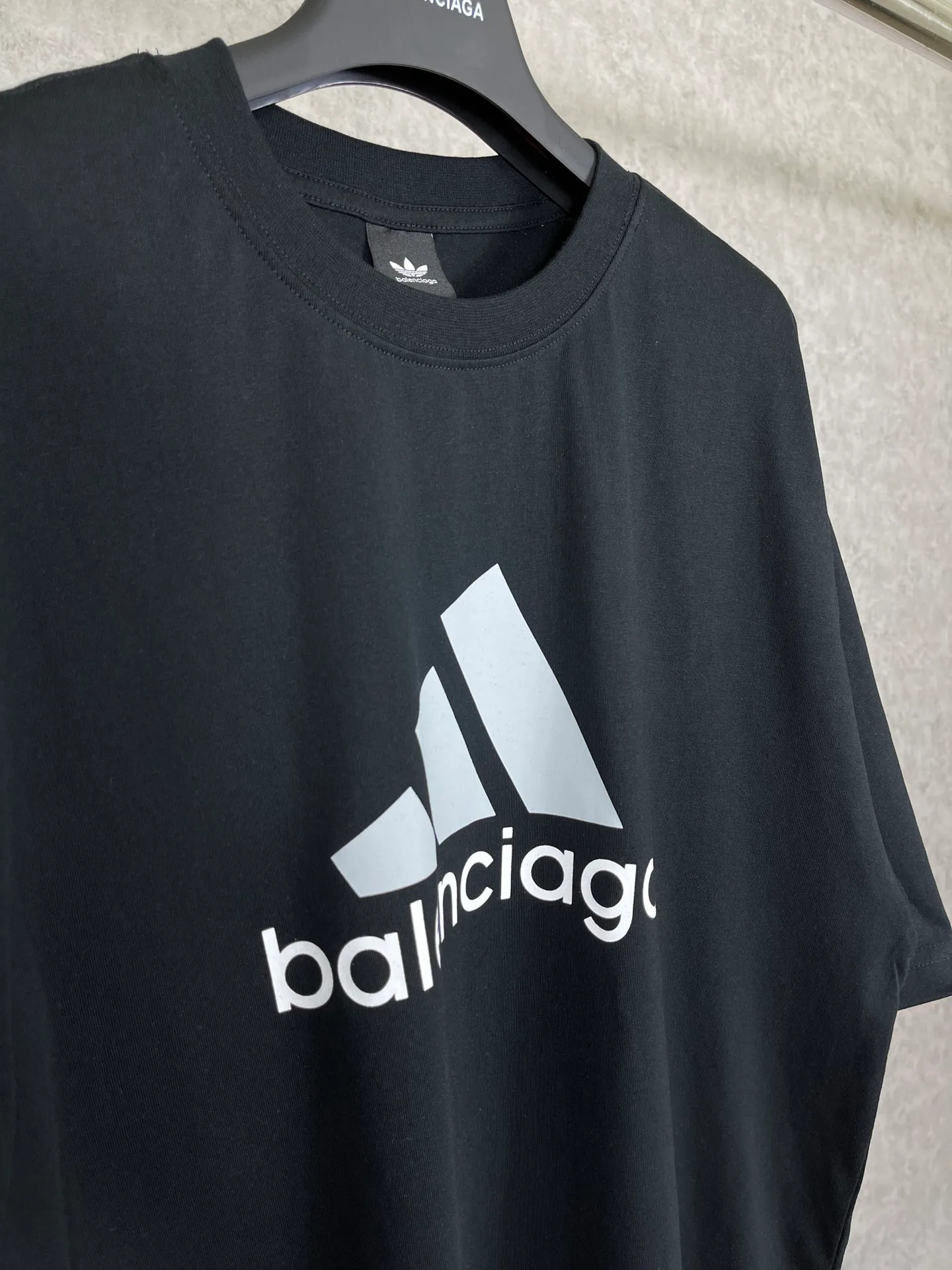 🅿️174 Actual pictures [Top version. Official website quality] BALENCI*GA/Paris co-branded Adidas front classic LOGO combination printed short-sleeved T-shirt# The fabric is made of Paris ZP custom-woven and dyed cotton double yarn. Weighing 260 grams, the cloth surface is clean. The cloth pattern is clear, soft and comfortable. The color fastness is good. It is not easy to change color. The threads are dyed with no color difference. The classic letter LOGO printing uses imported glue. The effect is three-dimensional and has no burrs. It is produced according to the pictures in the Jubie market. Welcome to compare. Restored brick cabinets. The version adopts OS loose shoulder version. Same style for men and women. Code: BL223076 Color: black. white. red. blue. sapphire blue Size: XS to L