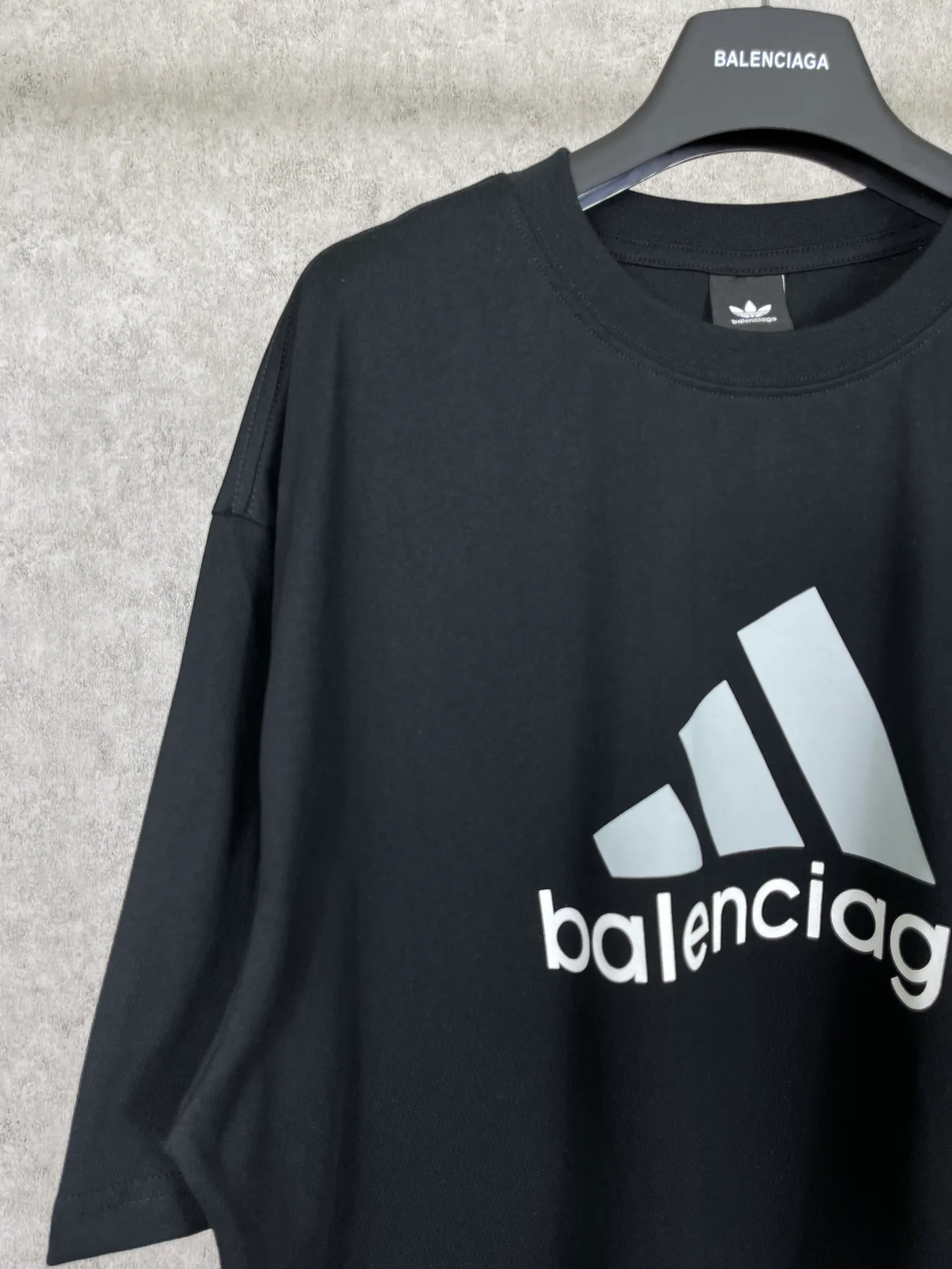 🅿️174 Actual pictures [Top version. Official website quality] BALENCI*GA/Paris co-branded Adidas front classic LOGO combination printed short-sleeved T-shirt# The fabric is made of Paris ZP custom-woven and dyed cotton double yarn. Weighing 260 grams, the cloth surface is clean. The cloth pattern is clear, soft and comfortable. The color fastness is good. It is not easy to change color. The threads are dyed with no color difference. The classic letter LOGO printing uses imported glue. The effect is three-dimensional and has no burrs. It is produced according to the pictures in the Jubie market. Welcome to compare. Restored brick cabinets. The version adopts OS loose shoulder version. Same style for men and women. Code: BL223076 Color: black. white. red. blue. sapphire blue Size: XS to L