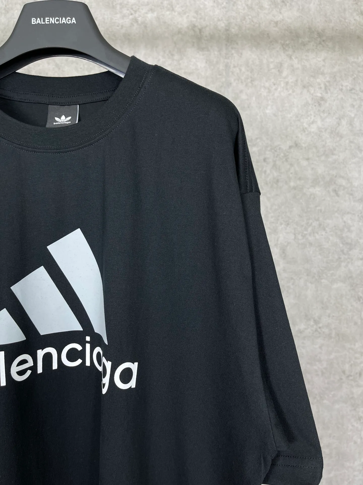 🅿️174 Actual pictures [Top version. Official website quality] BALENCI*GA/Paris co-branded Adidas front classic LOGO combination printed short-sleeved T-shirt# The fabric is made of Paris ZP custom-woven and dyed cotton double yarn. Weighing 260 grams, the cloth surface is clean. The cloth pattern is clear, soft and comfortable. The color fastness is good. It is not easy to change color. The threads are dyed with no color difference. The classic letter LOGO printing uses imported glue. The effect is three-dimensional and has no burrs. It is produced according to the pictures in the Jubie market. Welcome to compare. Restored brick cabinets. The version adopts OS loose shoulder version. Same style for men and women. Code: BL223076 Color: black. white. red. blue. sapphire blue Size: XS to L