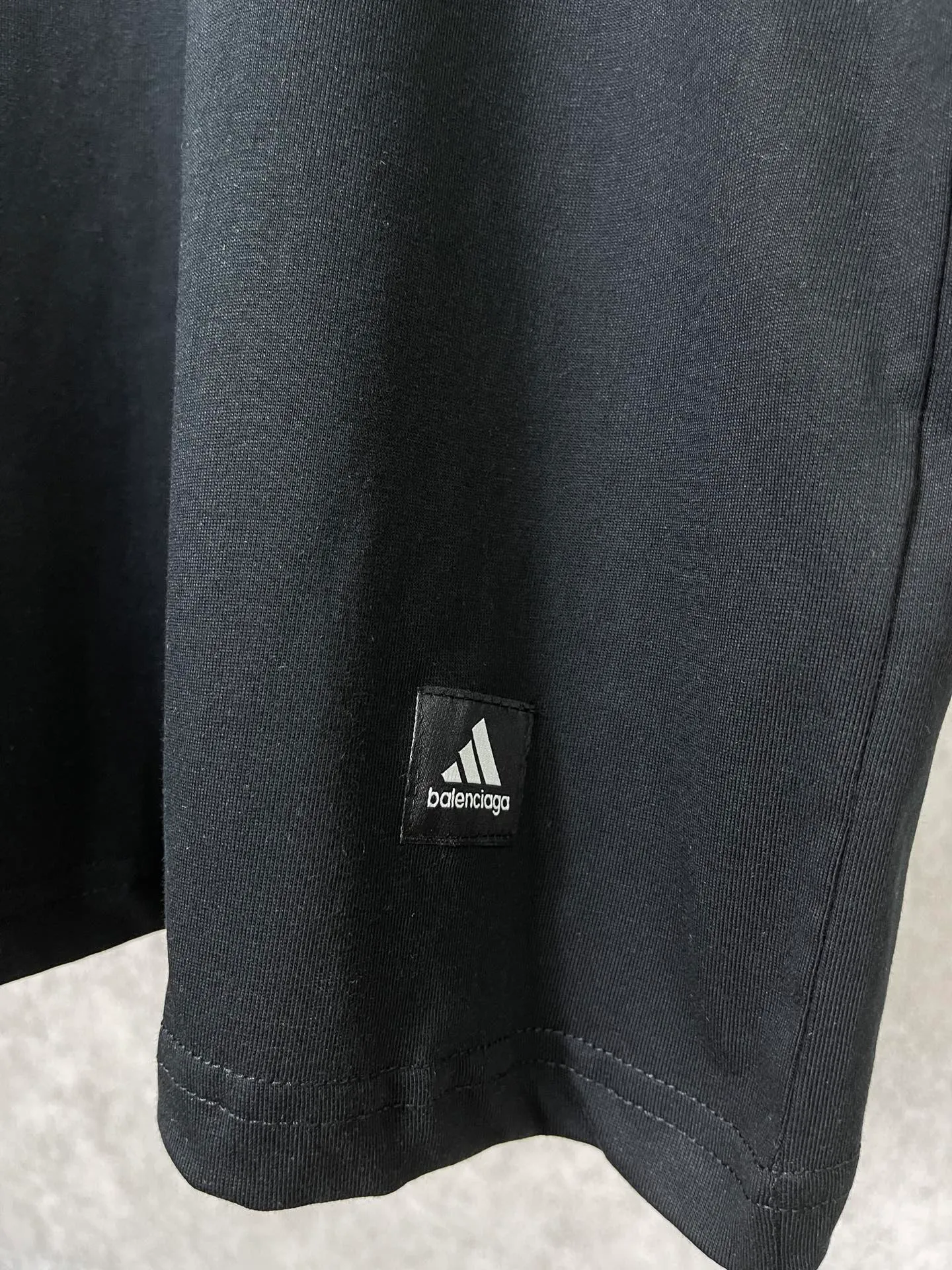 🅿️174 Actual pictures [Top version. Official website quality] BALENCI*GA/Paris co-branded Adidas front classic LOGO combination printed short-sleeved T-shirt# The fabric is made of Paris ZP custom-woven and dyed cotton double yarn. Weighing 260 grams, the cloth surface is clean. The cloth pattern is clear, soft and comfortable. The color fastness is good. It is not easy to change color. The threads are dyed with no color difference. The classic letter LOGO printing uses imported glue. The effect is three-dimensional and has no burrs. It is produced according to the pictures in the Jubie market. Welcome to compare. Restored brick cabinets. The version adopts OS loose shoulder version. Same style for men and women. Code: BL223076 Color: black. white. red. blue. sapphire blue Size: XS to L