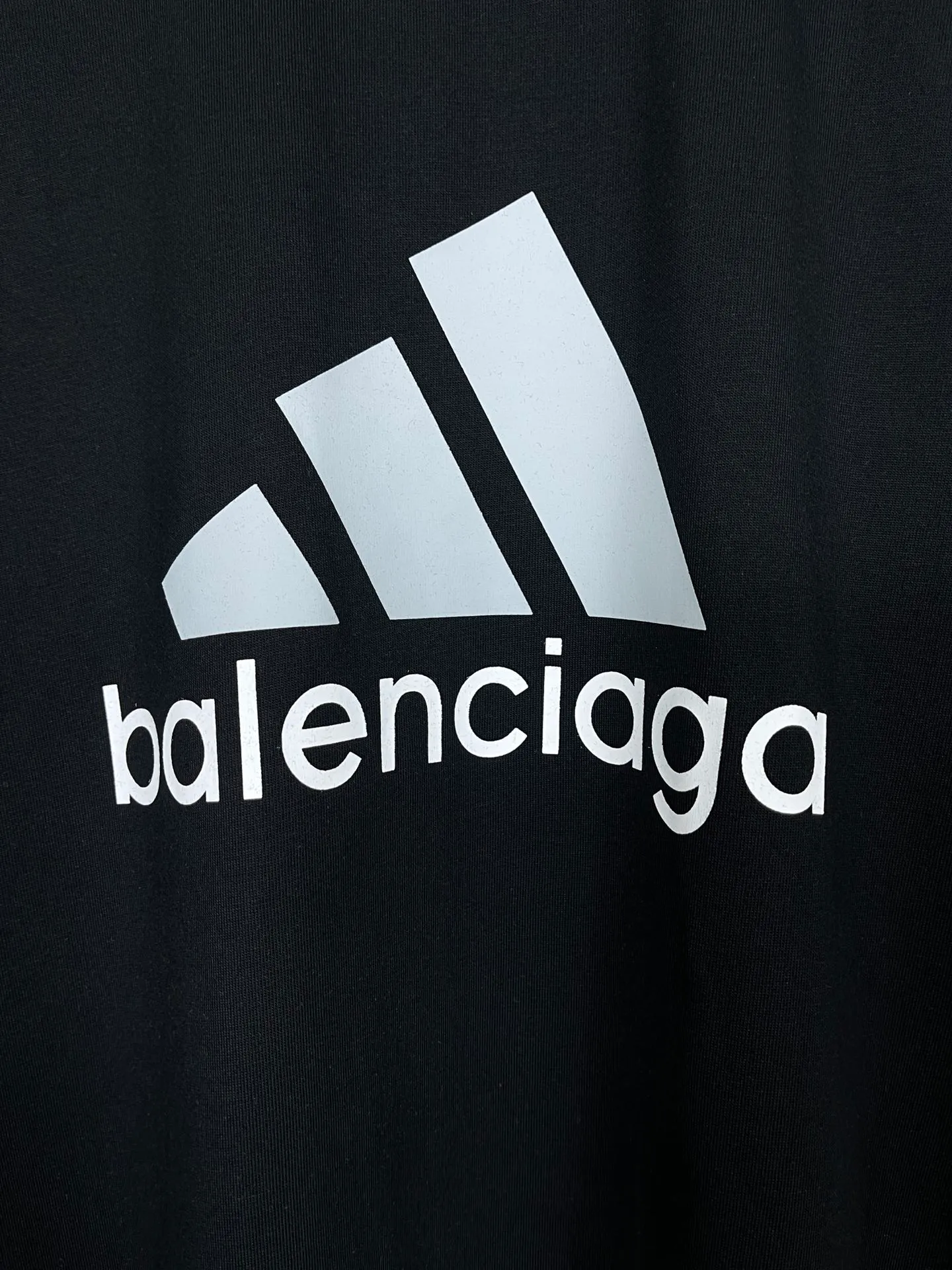 🅿️174 Actual pictures [Top version. Official website quality] BALENCI*GA/Paris co-branded Adidas front classic LOGO combination printed short-sleeved T-shirt# The fabric is made of Paris ZP custom-woven and dyed cotton double yarn. Weighing 260 grams, the cloth surface is clean. The cloth pattern is clear, soft and comfortable. The color fastness is good. It is not easy to change color. The threads are dyed with no color difference. The classic letter LOGO printing uses imported glue. The effect is three-dimensional and has no burrs. It is produced according to the pictures in the Jubie market. Welcome to compare. Restored brick cabinets. The version adopts OS loose shoulder version. Same style for men and women. Code: BL223076 Color: black. white. red. blue. sapphire blue Size: XS to L